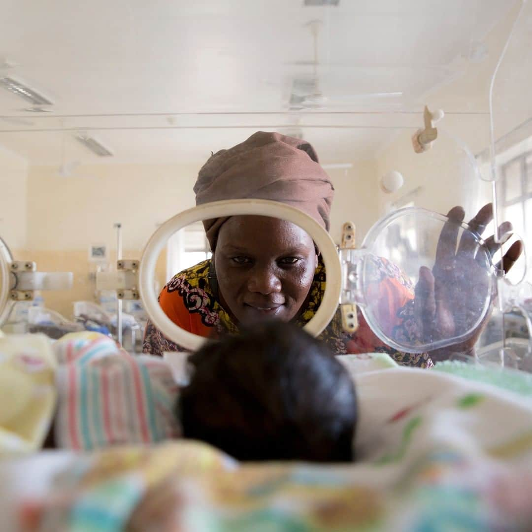 unicefさんのインスタグラム写真 - (unicefInstagram)「A grandmother’s love in South Sudan. . At just 1.3 kilograms, little Ayah has a low birthweight. He’s one of 20 million newborns each year who are at higher risk of dying, suffering from stunted growth and developing diseases later in life. A healthy birthweight starts with good nutrition and care for every pregnant mother. . #EveryChildALIVE ©UNICEF/UN0159228/Naftalin」5月17日 21時55分 - unicef