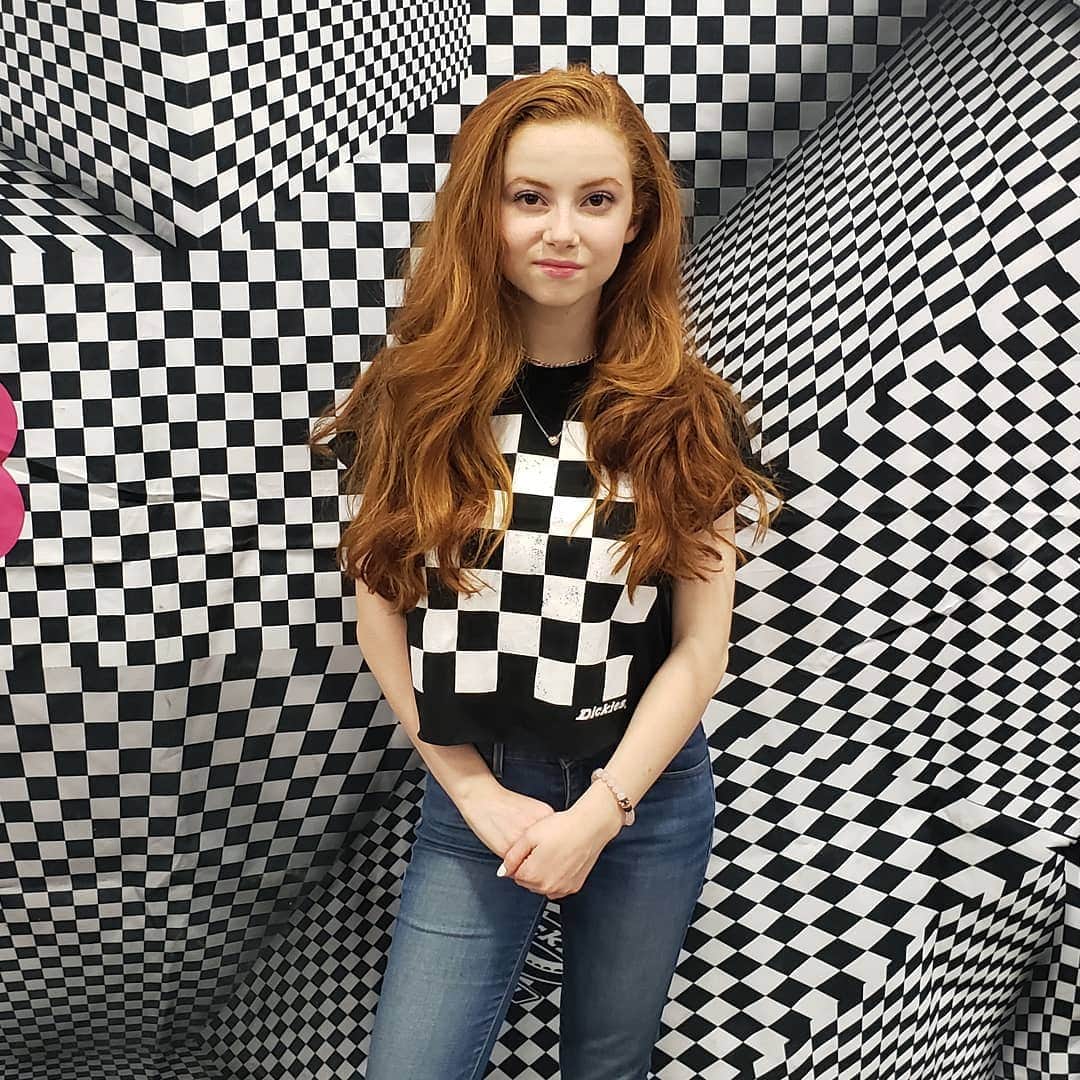 フランチェスカ・カパルディのインスタグラム：「Ever feel like you just blend in with the walls??? 💙🏁 . . #happyfriday #friday #weekend #dickies #dickiesgirl #skateboard #skatergirl #jmbn #love #beyou #bekind #girlpower #checkered #blackandwhite #wallflower」