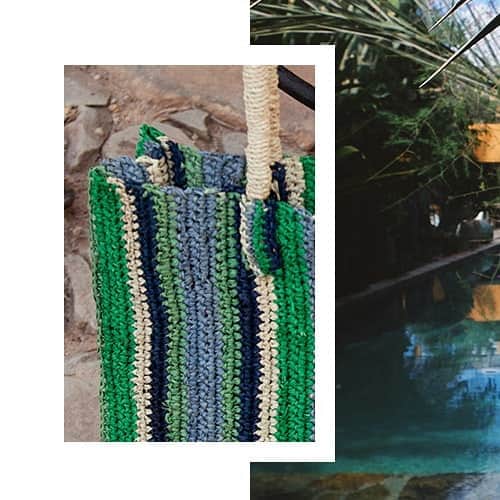 ベンシモンのインスタグラム：「Blue like the sky (and the pool) 💙  Bensimon x Zazakely Sambatra : la collab' de l'été ☀️ Créés en collaboration avec l'association @zazakelysambatra qui fournit un accompagnement éducatif, sanitaire et social à plus de 300 jeunes de Madagascar, les deux sacs de cette collection fabriqués dans les ateliers de Mada Arts sont le fruit d'un savoir-faire unique et artisanal ! > Ils sont aussi l'occasion de faire une bonne action puisqu'une partie du montant des ventes sera reversée pour le programme nutritionnel du Centre Ketsa.  Découvrez l'histoire de la collab' sur Bensimon.com 🇬🇧 Summer collab ☀️ With blue or yellow, the colours will fit with all your summery desire... Created in collaboration with Zazakely Sambatra, a foundation providing educational, social accompaniment and medical care to more than 300 young children from Madagascar, the two bags from this collection are hand crafted in the local Mada Arts workshop. They are the result of a unique traditional know-how.  Discover its story on Bensimon.com  #bensimon #zazakely #zazakelysambatra #collab」