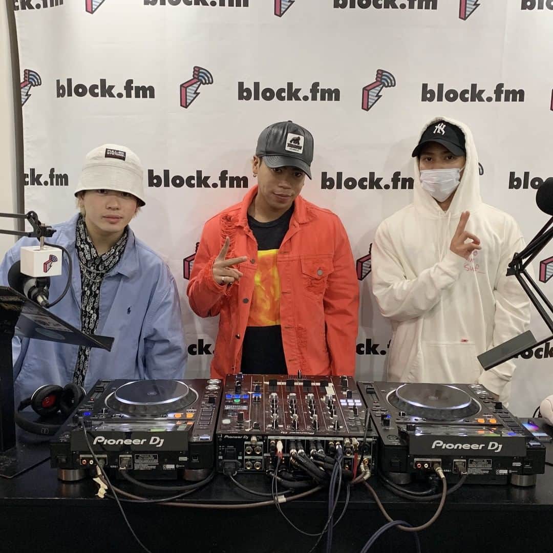 のインスタグラム：「超個性派なダンス＆ボーカルグループTHE RAMPAGEによるウィークリープログラム「RMPG DOPE STATION」📡✊💥 ⠀ メインMC LIKIYAと準レギュラー、神谷健太、山本彰吾が登場 📻⚡️😁 今週は3人の幅広い選曲がDOPE❗️な1時間をお聴き逃しなく🙌⠀ #rmpg_dope #therampage #ランドプ #blockfm @the_rampage_official⠀ アーカイブ視聴と番組情報は Linkin.bio にて」
