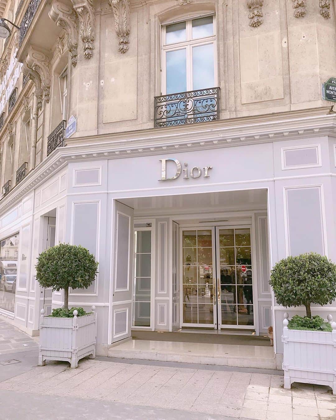 Yukiさんのインスタグラム写真 - (YukiInstagram)「、 パリのディオール本店 🇫🇷 とっても素敵な外観。 大切に長く愛用しよう 🛍 #dior #paris #shopping #gw」5月17日 21時58分 - yukii061