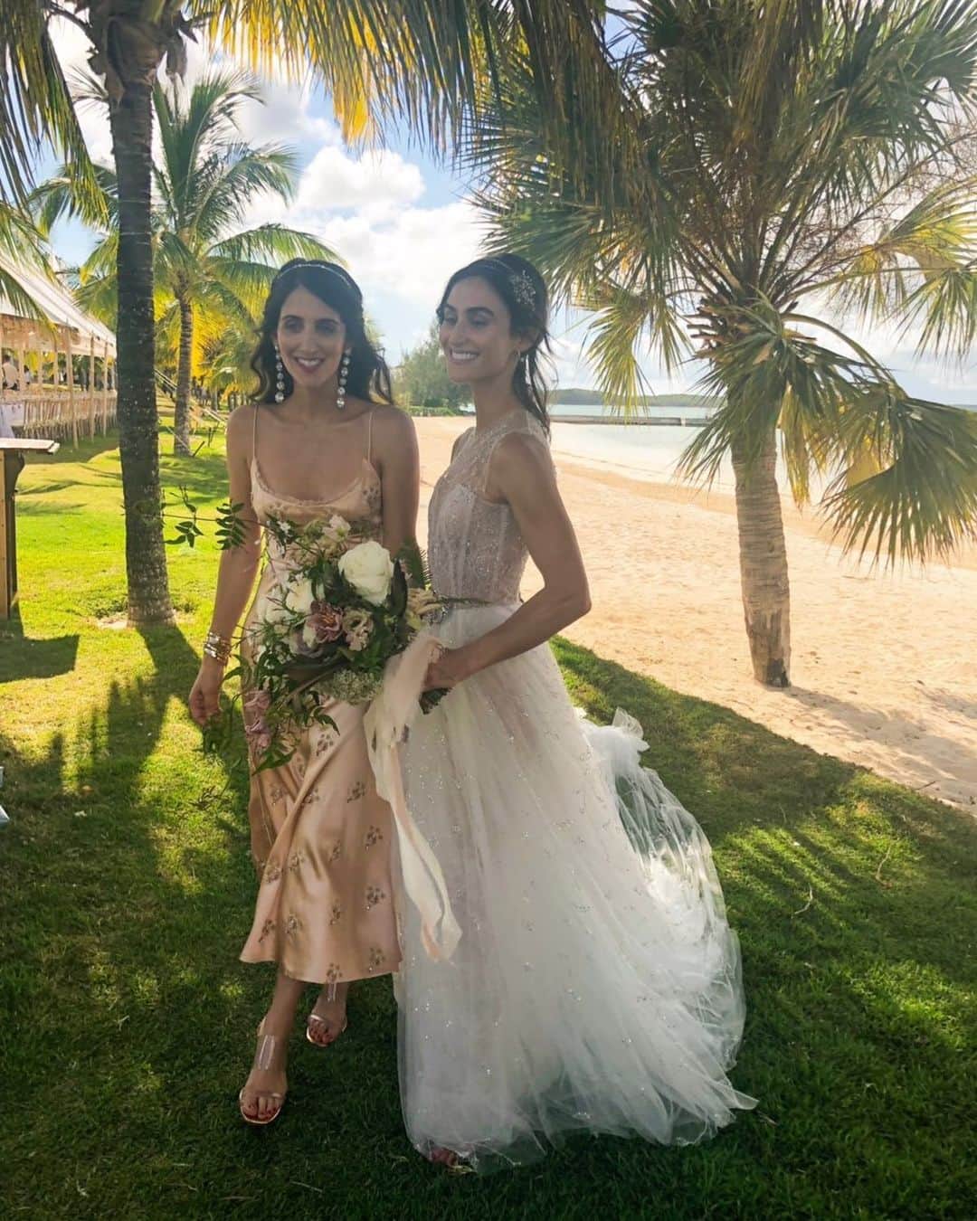 ダニジョーのインスタグラム：「Happy birthday to our Jodie 🤗🎂✨ You’re the best sister, mom, wife, daughter, best friend, leader & confidante — the list goes on ❤️ You wear a million different hats and somehow you make it look easy (and chic). We are beyond blessed to have you ✨ Happy Birthday Peanut! Now, let’s party 🎉🌈 Love, your DANNIJO family」