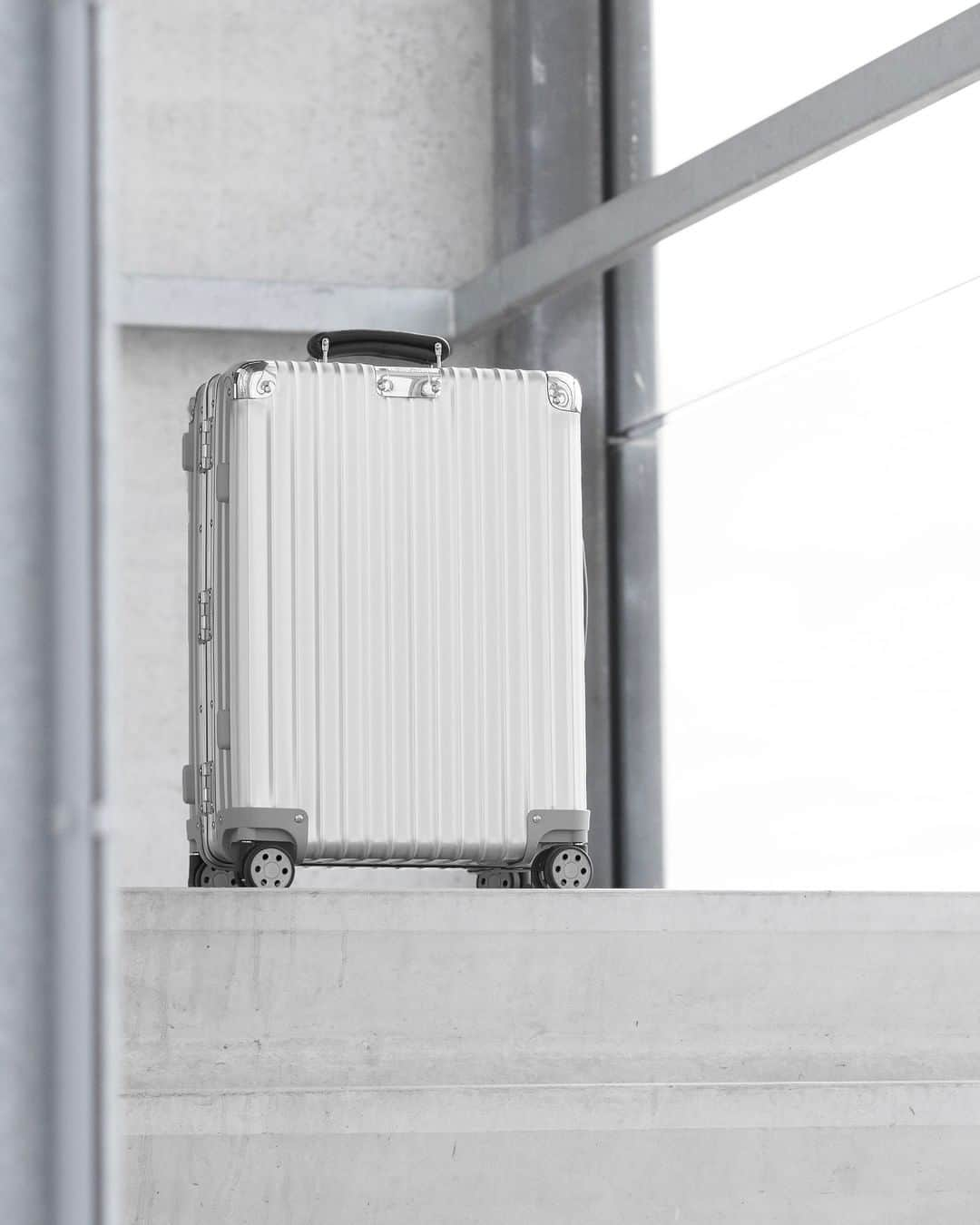 リモワさんのインスタグラム写真 - (リモワInstagram)「Elegance is a matter of subtleties.  #rimowa #rimowaclassic」5月17日 22時00分 - rimowa