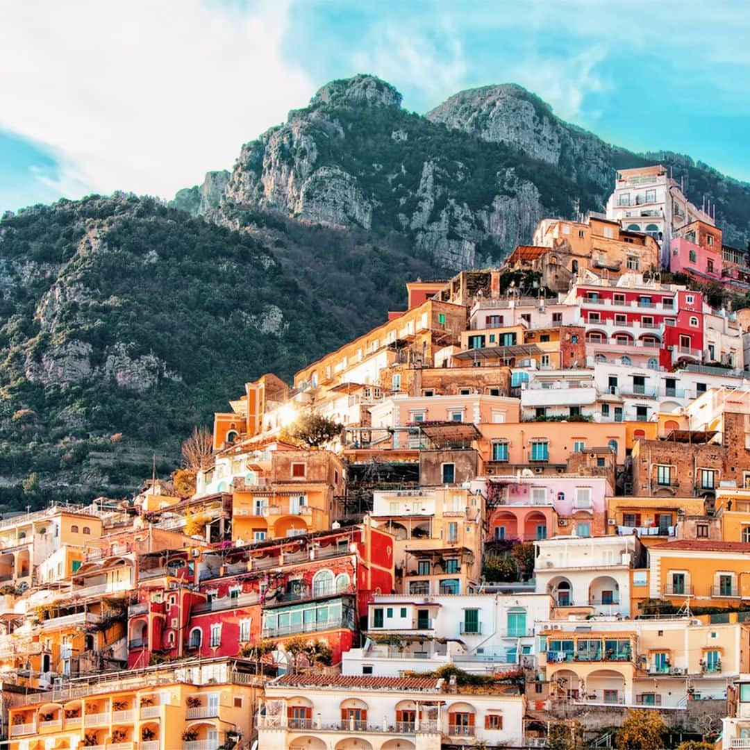 エールフランスさんのインスタグラム写真 - (エールフランスInstagram)「Listed as a Unesco world heritage site since 1997, the Amalfi coast boasts a string of hilltop villages perched like eagle’s nests between the sea and sky. Classée au Patrimoine mondial de l'Unesco depuis 1997, la côte amalfitaine déploie une succession de villages perchés comme des nids d’aigle entre mer et ciel.  #AirFrance #Franceisintheair  #travel #italy #positano」5月17日 22時01分 - airfrance