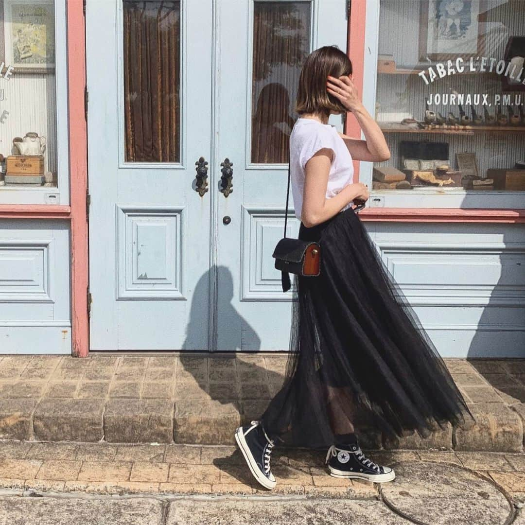 miheeさんのインスタグラム写真 - (miheeInstagram)「ootd ㅤ ㅤ ♡🖤 ㅤ ㅤ skirt : @fifth_store #fifth ☑︎40%off coupon #チュールロングスカート shoes : @converse #ct70 bag : @zara #zara ㅤ ㅤ」5月17日 22時01分 - __mihi__