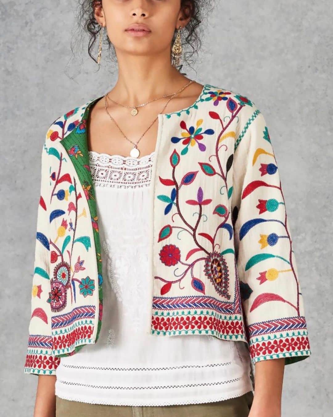 スターメラのインスタグラム：「Banjara embroidery is a combination of colorful threads, design patters, stitching patterns appliqué or patch work. This amazing jacket is inspired by the Banjara tribes in India. ⭐️NAVAEH JACKET」
