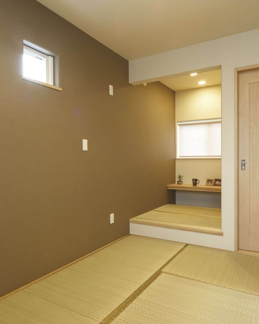 寺島製材所さんのインスタグラム写真 - (寺島製材所Instagram)「部屋の片隅に書斎コーナー♬ ・ ・ #寺島製材所 の見学会ご予約はこちら→027-233-0700 www.tdww.net （HPへのアクセスは @terajima_seizaisyo のプロフィールから） ・ ・ #マイホーム計画  #群馬注文住宅  #群馬 #渋川市  #高崎市  #前橋市  #吉岡町 #ナチュラルスタイル  #寝室  #こだわりの家  #お洒落な暮らし #暮らしを楽しむ  #収納  #畳の寝室  #部屋の一角に書斎コーナー  #伊勢崎市 #収納計画  #共働き世帯  #群馬注文住宅  #無垢の家  #群馬で家を建てる  #木の香り  #群馬の注文住宅  #新築  #寝室インテリア  #書斎コーナー  #本物の木の家 #木の香りのする家  #ナチュラルハウス」5月17日 22時03分 - terajima_seizaisyo