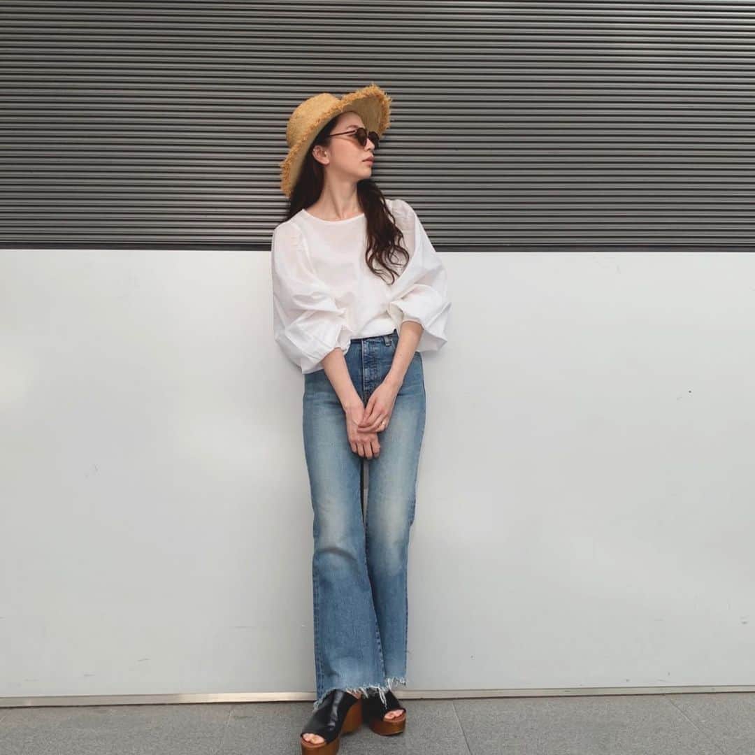 ungrid_minamiのインスタグラム：「. 今日からノベルティはじまってて 新作もたくさん入荷しました🙌🏽 このトップスとデニムも🌿 麻のさっぱり感がかんじれるトップスです💓 @ungrid_official #Ungrid#アミュプラザ博多」