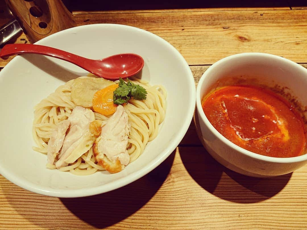 末野卓磨さんのインスタグラム写真 - (末野卓磨Instagram)「麺屋 翔 2日間限定のマッサマンカレーつけ麺食べてきた(^o^) 翔さんの麺は美味い‼️で、それをマッサマンカレーに浸けたらさ、カレー好きもラーメン好きも大満足です。  追い飯まで食べて、旨いものでお腹いっぱいに満たして  人はそれを幸せと呼びます  ご馳走様でした‼️😊 #ラーメン #つけ麺 #カレー #マッサマンカレー #幸せ #満腹」5月17日 22時11分 - takuma_sueno