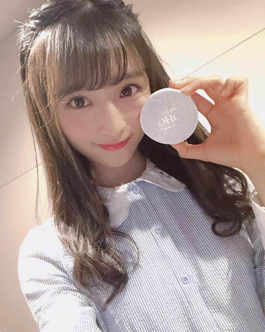 小栗有以さんのインスタグラム写真 - (小栗有以Instagram)「最近、愛用しているパウダーファンデーションの１つ💄♡ ・DHC ミネラルシルクエッセンスパウダー  このパウダーは、プライベートで肌を休ませる時に使えたり… 寝る時にも使えるというパウダー美容液なんです！ パウダーの粒子がとっても細かくてサラサラっとつきます！ 私は、普段ステージに立つ時や撮影の時にリキッドファンデーションの後にブラシでサラッとつけています☆  サラッと綺麗な肌にしてくれるので色んな場面で使っています！ とってもお気に入り♡  みなさんも是非っ！！」5月17日 22時11分 - yuioguri_1226