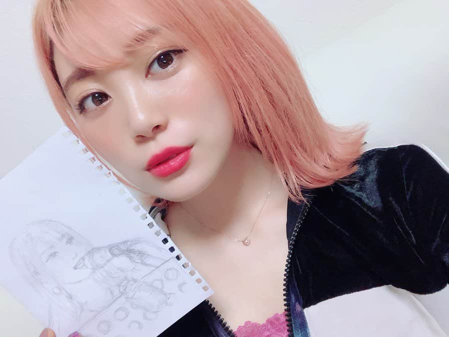 美木優希奈さんのインスタグラム写真 - (美木優希奈Instagram)「・ 昨日のライブでお客さんが描いてくれた似顔絵。 イヤリングとかもちゃんと描いてあってすごいね。 めっちゃ似てる！！ ありがとうございます。 ・ ・ #makeup #hairmodel #model #singer  #instagood #singersongwriter #diesel  #似顔絵 #イラスト #デッサン  #撮影 #弾き語り女子  #ギター女子  #ギター弾き語り  #出演依頼募集  #ピンクヘアー  #サロンモデル  #サロンモデル募集中  #撮影依頼募集中  #シンガーソングライター  普段は#弾き語り  #ファッション #メイク  #おしゃれさんと繋がりたい  #ギター弾き語り をしてます #ロブ  #ナイロンジャパン #ディーゼル  #かわかっこいい」5月17日 22時21分 - yukina_miki