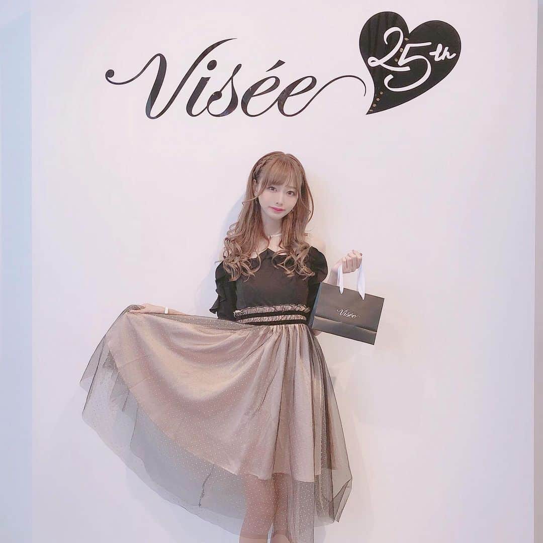 さきぼんさんのインスタグラム写真 - (さきぼんInstagram)「ヴィセの生誕25周年を記念したイベントに参加してきました🖤  コスメがお試しし放題だったし、フォトスポットもたくさんあってドリンクフードもインスタ映えだった！ . 明日5/18(土)11:00〜20:00にSO-CAL LINK Galleyで開催されるのでみんなも行ってみてね！ . 広げるとかわいすぎるワンピースは @xsrokux のもの🥺🖤 http://bit.ly/2VGj6Ag 「sr6」で ¥1,000 OFF♡ . . #PR #ヴィセ #visee #表参道 #イベント #sróku #エスロク #srokucode #エスロクコーデ」5月17日 22時22分 - sakibon69