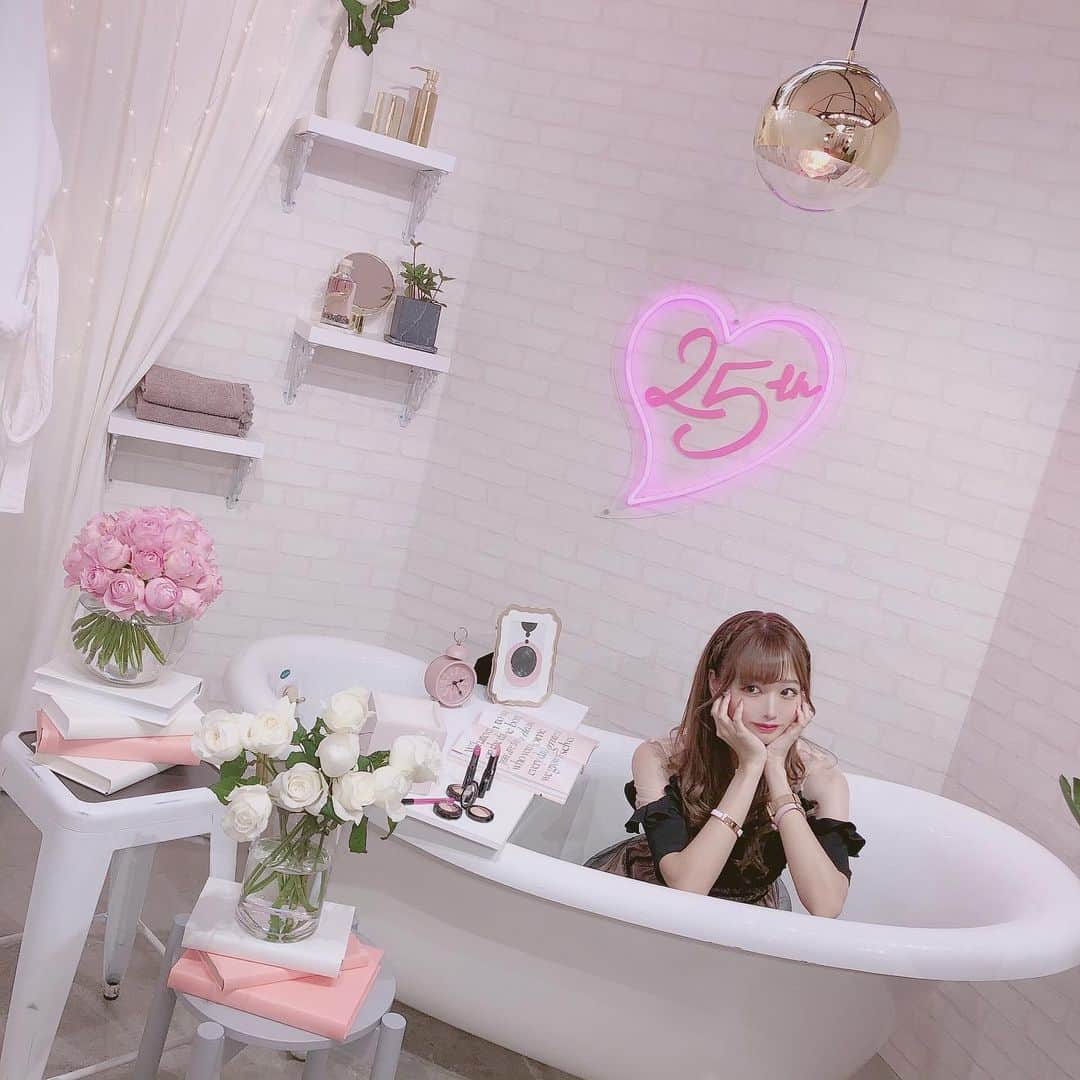 さきぼんさんのインスタグラム写真 - (さきぼんInstagram)「ヴィセの生誕25周年を記念したイベントに参加してきました🖤  コスメがお試しし放題だったし、フォトスポットもたくさんあってドリンクフードもインスタ映えだった！ . 明日5/18(土)11:00〜20:00にSO-CAL LINK Galleyで開催されるのでみんなも行ってみてね！ . 広げるとかわいすぎるワンピースは @xsrokux のもの🥺🖤 http://bit.ly/2VGj6Ag 「sr6」で ¥1,000 OFF♡ . . #PR #ヴィセ #visee #表参道 #イベント #sróku #エスロク #srokucode #エスロクコーデ」5月17日 22時22分 - sakibon69