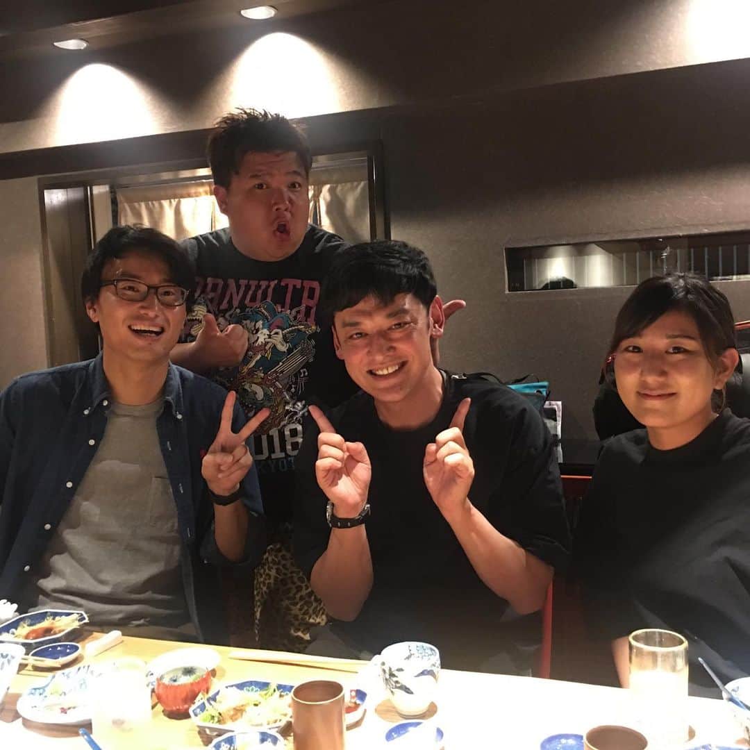 宮田麺児のインスタグラム：「ロケ行きすぎて とうとう技術と仲良くなる。 今日はMBSカメラマンさんと音声さんと 呑む。 傑作。  #技術#裏方さん#音声#ピンマイク#カメラマン#憧れは4カメ」