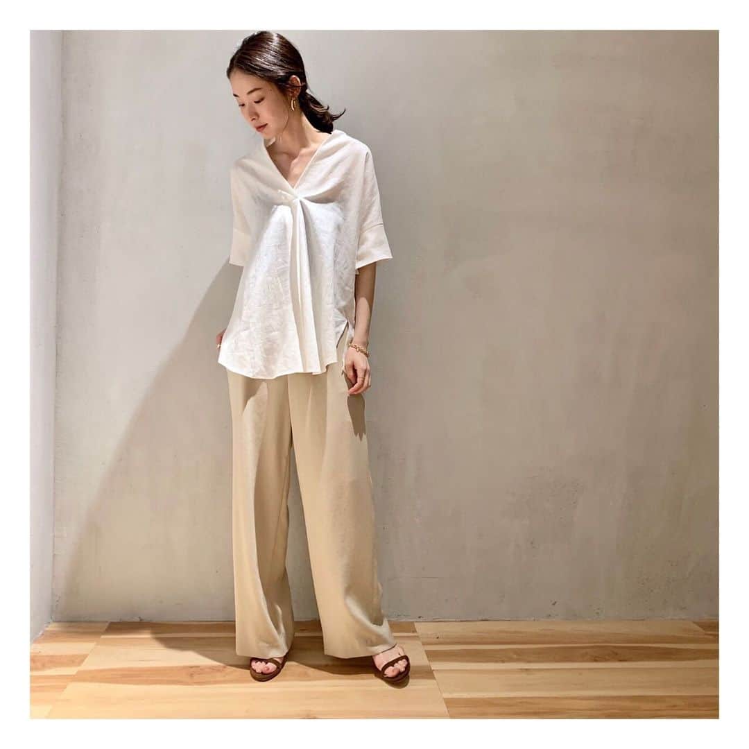 plageさんのインスタグラム写真 - (plageInstagram)「〝Linen mix over blouse〟 In store now！ ¥15,000+tax size:free col:ホワイト/ナチュラル #プラージュ#Plage  #fashion #coordinate  #baycrews」5月17日 22時16分 - plage_jp