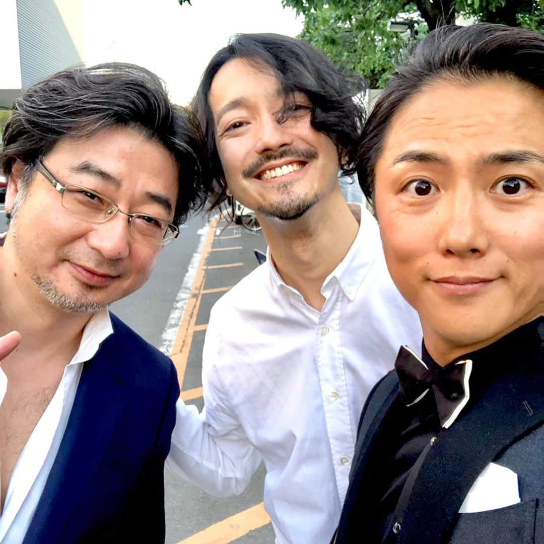 久永輝明さんのインスタグラム写真 - (久永輝明Instagram)「今日はあっくんと遭遇しました。 稀な場面での遭遇はなかなかテンションが上がり楽しかったですw  そして、あっくんの担当マネージャー萩原さん… 僕の20代の担当マネージャーw こんな偶然があり、そしてあっくんと萩原さん3人とも、お互いに10年ほど気づかなかったことに爆笑しました🤣 #followersnetflix #蜷川実花 #金子ノブアキ #蜷川組 #撮影参加 #乞うご期待」5月17日 22時16分 - teruakifukuoji