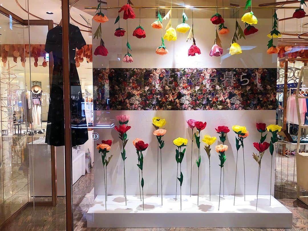 ISETAN PARK netさんのインスタグラム写真 - (ISETAN PARK netInstagram)「TOKYO解放区がお花でいっぱいに！﻿ ﻿ 会期中はTOKYOで大人気のフラワーショップが日替わりで出店するほか、陶器でできた花モチーフのアクセサリーやドライフラワーなどのインテリア雑貨、花柄のファッションアイテムがたくさん集まります。﻿ ﻿ ＜花のある暮らし＞﻿ 2019.5.15 wed - 5.28 tue﻿ 本館２階＝センターパーク/ TOKYO解放区﻿ ﻿ @isetan_tokyo_kaihoku #flower #flowershop #fashion #accessories #accessory #isetan #shinjuku﻿ #花のある暮らし #花 #お花 #アクセサリー #ドライフラワー #インテリア雑貨 #花柄ファッション #tokyo解放区 #ポップアップ #先行発売 #新宿 #伊勢丹 #新宿伊勢丹 #伊勢丹新宿店」5月17日 22時31分 - isetan_shinjuku