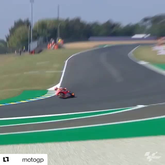 レプソル・ホンダのインスタグラム：「Redefining the rules. ⠀⠀⠀⠀⠀⠀⠀⠀⠀ #Repost @motogp ・・・ How did @marcmarquez93 manage to save that this morning in FP1? 😱 // #FrenchGP 🇫🇷 #MM93 #MotoGP #Motorcycle #Racing #Motorsport」