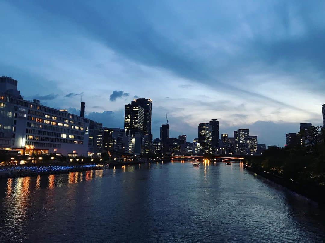 桂春雨さんのインスタグラム写真 - (桂春雨Instagram)「今日の一枚。天満橋から午後7時10分。雲のグラデーションが良い感じに♪( ´θ｀) #天満橋 #八軒家浜 #黄昏 #夕暮れ #空 #雲 #川 #大川 #osaka #sunset #nightshot」5月17日 22時26分 - harusamek