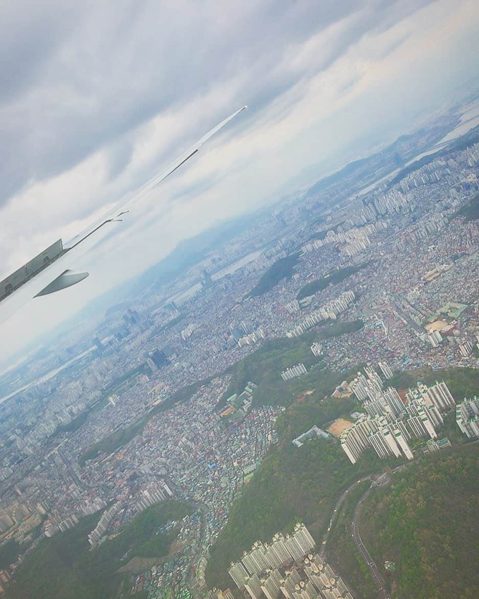 千葉恵里さんのインスタグラム写真 - (千葉恵里Instagram)「飛行機✈️💨 ・ ・ ・ #景色 #綺麗 #韓国 #空」5月17日 22時28分 - eriierii_1027
