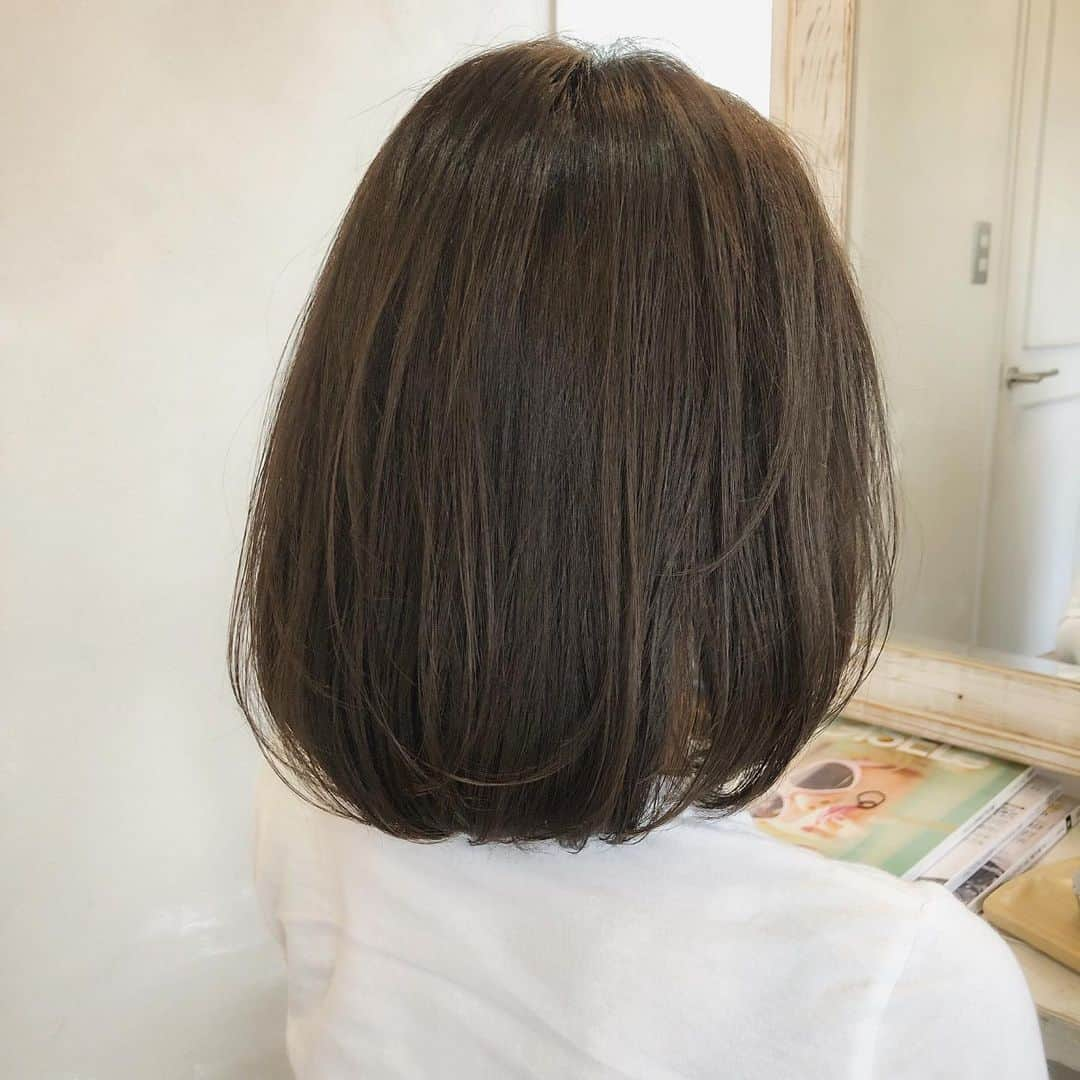 a_k_i_n_aさんのインスタグラム写真 - (a_k_i_n_aInstagram)「・ hair color💇‍♀️✂️💈 ・ 今回の色はカーキブラウンジュ😊🌿 ブラウンが入ってるのでくすみすぎず 顔色も良く見える😍 お気に入りです〜〜☺️ @sutokenichi さん いつもありがとうございます🥺✨✨ ・ ・ そしてリップは一つ前に投稿したアンプリチュードの02（ピンクベージュ）です☺️💓 日常使いにはもちろんお仕事メイクや きちっとした場面でもはまるリップ👏💄 ・ ピアス→ @eveimportstore 💍 ・ #haircolor#ヘアカラー#カーキブラウンジュ#ブラウンジュ#美容院#ヌーディメイク#お仕事メイク#ピンクベージュリップ#makeup#amplitude#アンプリチュード#コンスピキュアスリップス02#漂亮#化妆品」5月17日 22時28分 - lucky02181014