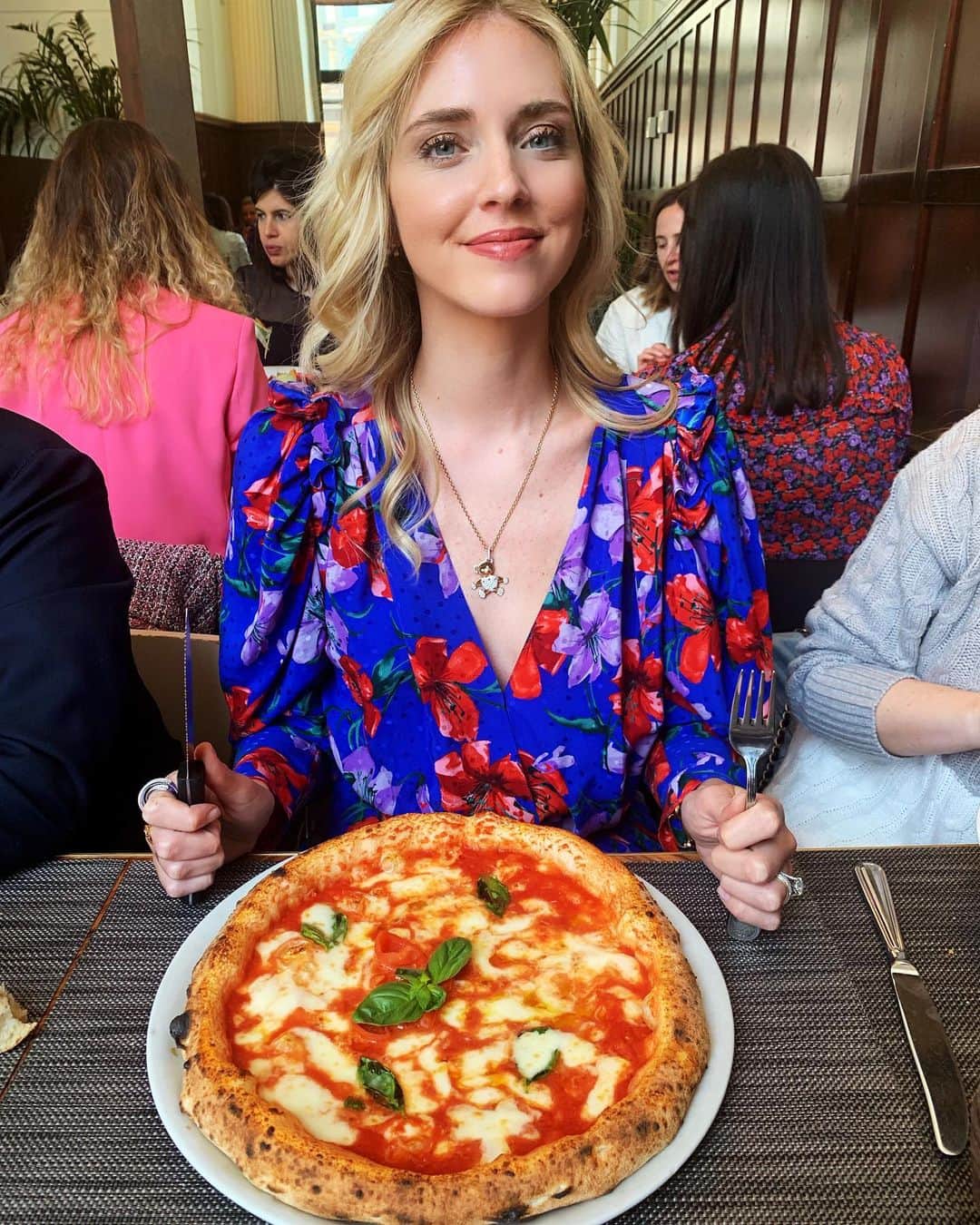 キアラ・フェラーニさんのインスタグラム写真 - (キアラ・フェラーニInstagram)「This pizza hasn’t regenerated itself yet 🤣🍕」5月17日 22時39分 - chiaraferragni