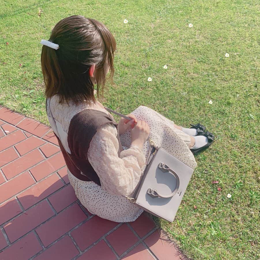夏川愛実のインスタグラム：「ㅤㅤㅤㅤㅤㅤㅤㅤㅤㅤㅤㅤㅤ ㅤㅤㅤㅤㅤㅤㅤㅤㅤㅤㅤㅤㅤ  今日の #私服 ㅤㅤㅤㅤㅤㅤㅤㅤㅤㅤㅤㅤㅤㅤㅤㅤㅤㅤㅤㅤㅤㅤㅤㅤㅤㅤㅤㅤㅤㅤ このビスチェお気に入りすぎ( ◠‿◠ ) ㅤㅤㅤㅤㅤㅤㅤㅤㅤㅤㅤㅤㅤㅤㅤㅤㅤㅤㅤㅤ トップス @rivetandsurge  ビスチェ @niceclaup_official_  スカート @olive_des_olive_official  鞄 @luria4_official ㅤㅤㅤㅤㅤㅤㅤㅤㅤㅤㅤㅤㅤㅤㅤㅤㅤㅤㅤㅤ ㅤㅤㅤㅤㅤㅤㅤㅤㅤㅤㅤㅤㅤㅤㅤㅤㅤㅤㅤㅤ ㅤㅤㅤㅤㅤㅤㅤㅤㅤㅤㅤㅤㅤㅤㅤㅤㅤㅤㅤㅤㅤㅤ #私服コーデ#春コーデ#コーデ#春服#大学生コーデ#今日のコーデ #rivetandsurge#niceclaup#luria4ﾟc  #低身長コーデ#148cmコーデ#ロングスカート#プリーツスカート  #レーストップス#ビスチェ#ビスチェコーデ#ボブ#ショートボブ#ボブヘアアレンジ#茶色コーデ ㅤㅤㅤㅤㅤㅤㅤㅤㅤㅤㅤㅤㅤㅤㅤㅤㅤㅤㅤㅤㅤㅤㅤㅤ」