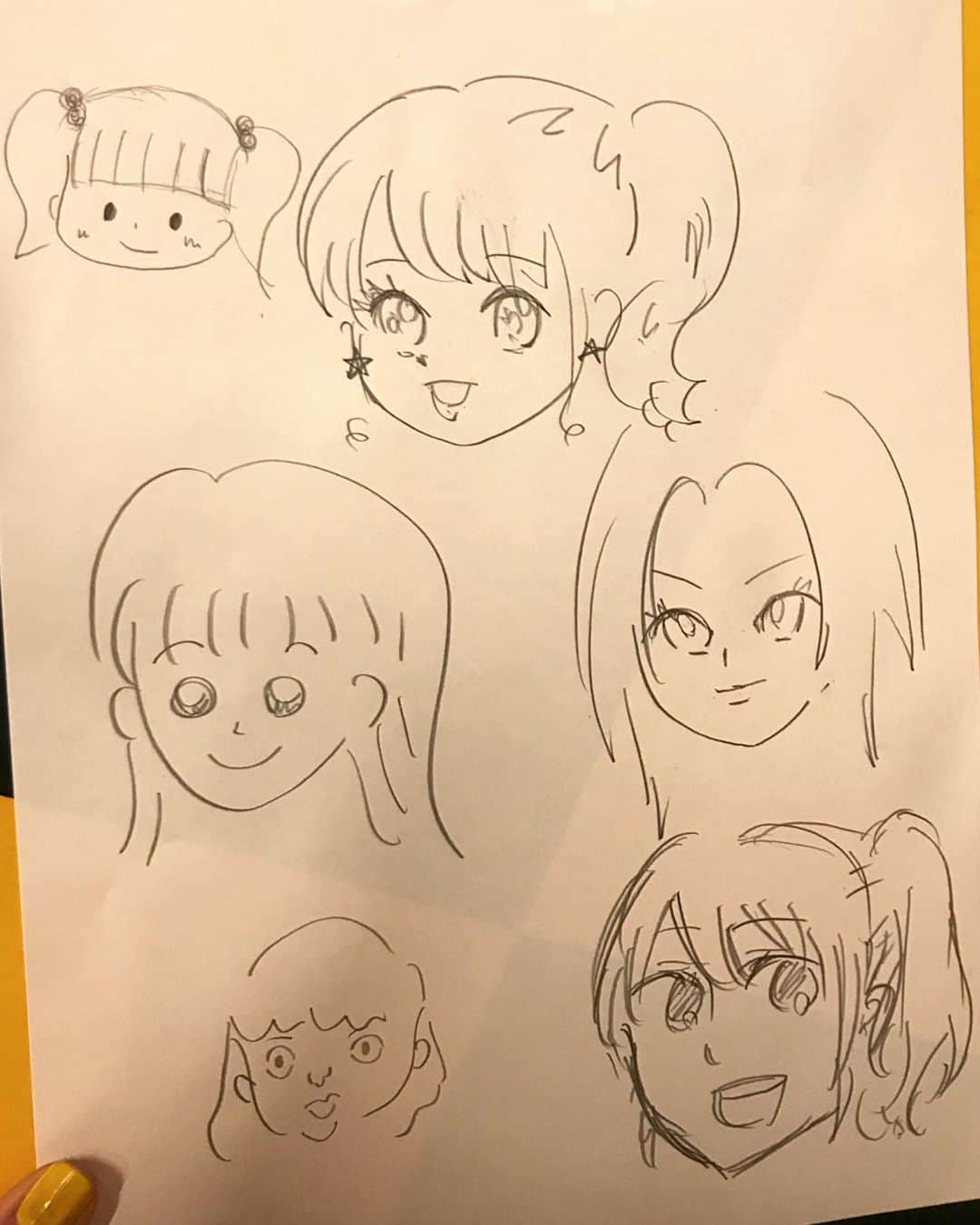 ファーストサマーウイカさんのインスタグラム写真 - (ファーストサマーウイカInstagram)「楽屋でお絵描き大会したらみんなタッチが違いすぎて爆笑🤣 どれを誰が描いたか当ててね。 (私は2個描いて他は1こずつ)」5月17日 22時33分 - f_s_uika