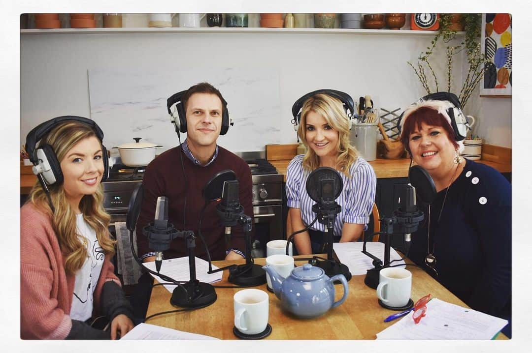 ヘレン・スケルトンさんのインスタグラム写真 - (ヘレン・スケルトンInstagram)「I’m the host of Disney Junior’s Parenting Hacks, a podcast focused on tips for tackling some of parenting’s trickiest times! On the latest episode I’m joined by parenting expert Sue Atkins, blogger @katebowbow and @brakecharity’s Dave Nichols – talking about road safety 🚗, arts and crafts 🎨 and food play 🍎  Listen on iTunes and Spotify now – link in bio #disneyjuniorUKparentinghacks #parentinghacks #ad @DisneyJuniorUK https://spoti.fi/303NMuB」5月17日 22時34分 - helenskelton