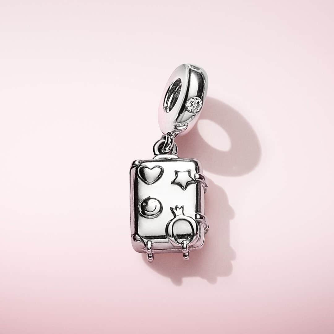 PANDORAさんのインスタグラム写真 - (PANDORAInstagram)「Charms are more than jewellery: They spark memories of adventures, represent special bonds and tell our story. Tell us in the comments about the Pandora charm that means the most to you. #Pandora #PandoraCharm」5月17日 22時34分 - theofficialpandora