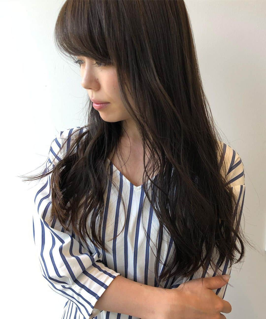 野口忍 hair make upさんのインスタグラム写真 - (野口忍 hair make upInstagram)「ヘアメイクもこだわりたい。 その想いから ご指名を頂きました👏 . ドレスは @antoniorivamilano 上質なミカドシルクの美しさが 際立つシンプルなフロントと、 ビッグリボンのバックスタイルの対比が印象的。 . こだわりが詰まったまいさん☺️ . そしてブーケは ランスリュームをメインに。 トータルに 合わせて ヘアメイクは お洒落さと綺麗めを MIXしたヘアスタイルに。 ハイセンスカジュアルな ヘアメイクが QED CLUBにも合っていて とても楽しめました☺️✨ ヘアメンテナンスは ナチュラルにハイライトと  ドレスに合わせたブライダルケアもさせていただきました☺️ . 結婚式まで サポートさせて頂き 安心して臨むことが出来ました。 本当にありがとうございました！ そして本当におめでとうございました☺️ ＊＊＊＊＊＊＊＊＊＊＊＊＊＊＊＊＊＊＊＊＊＊＊＊＊＊＊ . 前撮り、婚礼、全国出張可能✈️ 結婚式直近からのお問い合わせも承っており1ヶ月前からのご予約も対応させていただきます。お気軽にお問い合わせ下さい。 . ------------------------------------------------------- 海外出張🛫hawaii 2019/9/9〜13日/渡航費無料 詳しい内容はDMにてお問い合わせ下さい。 . ＊＊＊＊＊＊＊＊＊＊＊＊＊＊＊＊＊＊＊＊＊＊＊＊＊＊＊ . #お色直し#外注ヘアメイク#アレンジ#ヘアアレンジ#結婚式#ブライダル#ウェディング#ウェディングドレス#wedding#シニオン#2019年春婚#挙式#式場#披露宴#二次会ヘア#ブーケ#お色直し入場#パレス花嫁#前撮り#ホテルウェディング#セミナー#シニヨン#ティアラ#ドレス迷子#ヴェラウォンお譲り#式場迷子#ポニーテール#大人婚#大人のウェディング#ドレス迷子#ダウンスタイル」5月17日 22時34分 - shinobunbunmaru_atren_deu