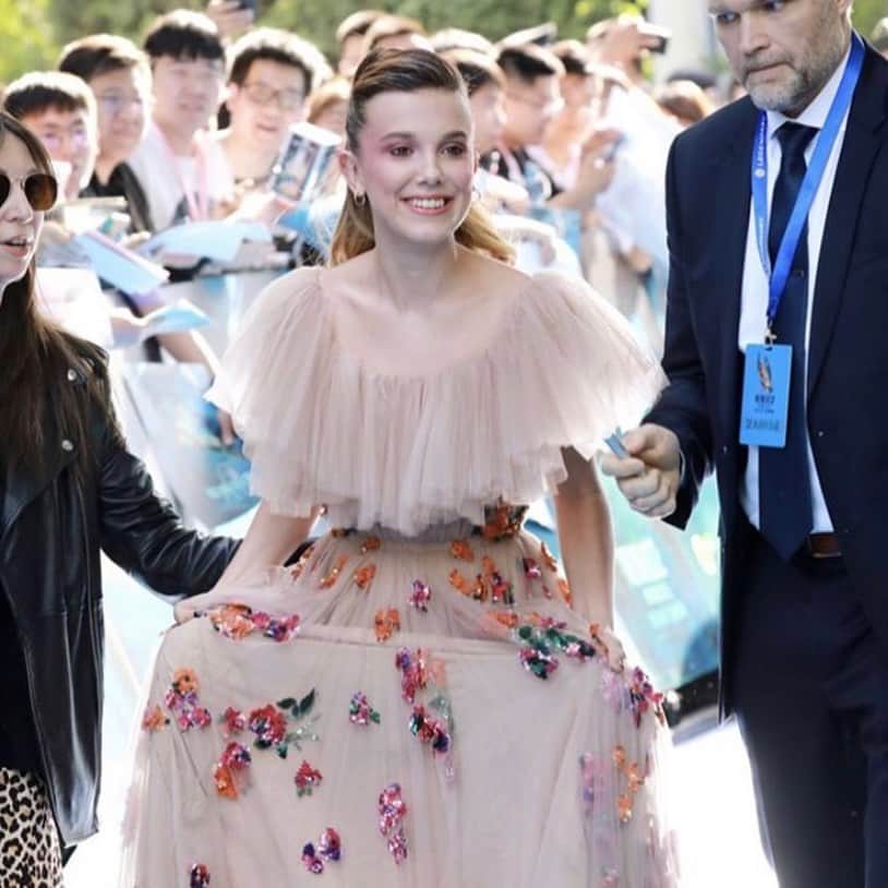Valentinoさんのインスタグラム写真 - (ValentinoInstagram)「To the “Godzilla: King of the Monsters” premiere in Beijing, @milliebobbybrown wore a gown from the #ValentinoFW19 collection by @pppiccioli.」5月17日 22時40分 - maisonvalentino