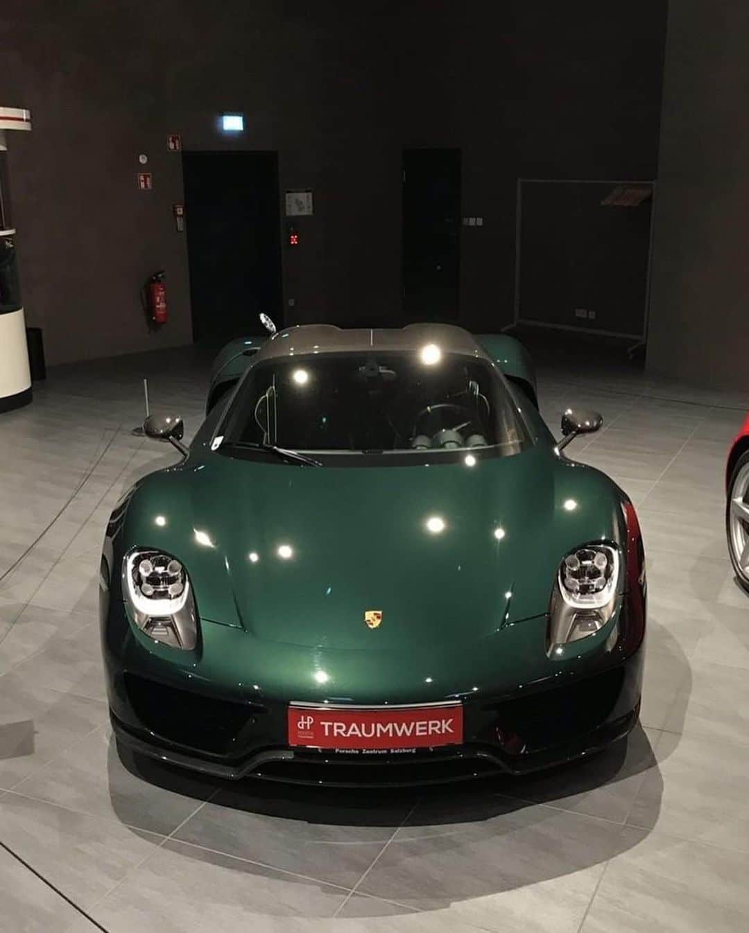 CarsWithoutLimitsさんのインスタグラム写真 - (CarsWithoutLimitsInstagram)「Wow 🐲Dark Green 918 Spyder Photo @zachbrehl  #carswithoutlimits #toronto #porsche #918spyder」5月17日 22時35分 - carswithoutlimits