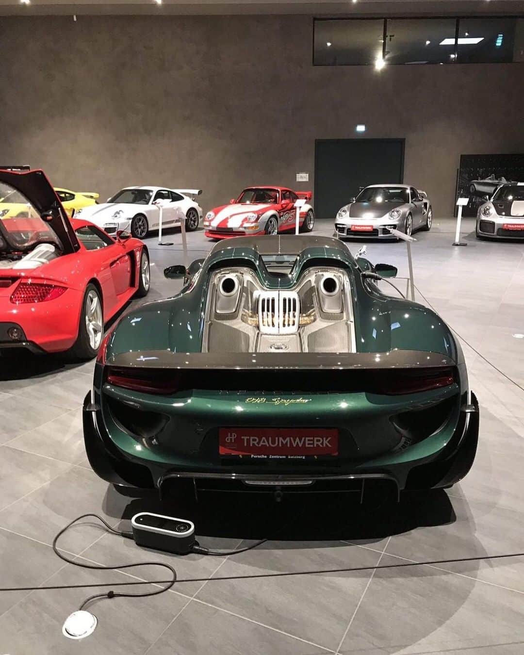 CarsWithoutLimitsさんのインスタグラム写真 - (CarsWithoutLimitsInstagram)「Wow 🐲Dark Green 918 Spyder Photo @zachbrehl  #carswithoutlimits #toronto #porsche #918spyder」5月17日 22時35分 - carswithoutlimits