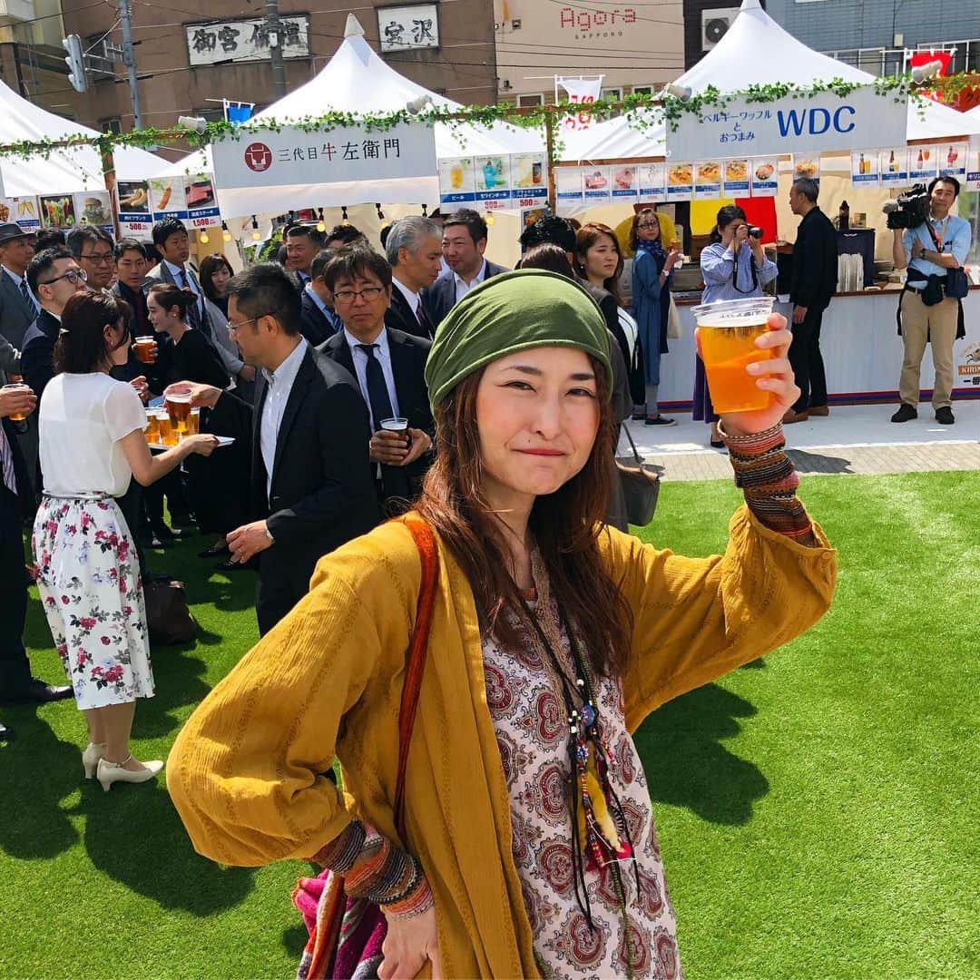 アンジェラ佐藤さんのインスタグラム写真 - (アンジェラ佐藤Instagram)「おはこんばんちは！いつも腹ペコペコリーヌなアンジェラです！(￣▽￣)ﾆﾔﾘ  いい気候が続く爽やかな季節になりましたね～🌞 今日みたいな良い天気だと、青空のもとで美味しいお酒とお料理を楽しみたくなったりしませんか？  今日は創成川公園で開催の「女子はハラペコ。SOSEI PICNIC（ソーセイピクニック） 2019」のオープニングイベントにお邪魔しましたー！ https://soseipicnic.themedia.jp  美味しいモノに目がない女子の為のフードイベントです！(勿論男性も歓迎)  SOSEI PICNICは前期（5月17日～27日）は道産スパークリングワインやクラフトビールなどをテーマにした「泡バルHOKKAIDO」を開催！ そして後期（5月30日～6月9日）はニンニク料理をテーマにした「HOKKAIDO にんにくバル」が開催されるんです！ 美味しいニンニク料理を思いっきり食べたい女子の為のイベント！みんなで食べれば怖くないっ！（笑） 会場には芝生を敷き詰められていて、グルメを堪能しながら正にピクニックに来たかのような雰囲気を楽しめちゃうんですよー🍀 さっそく私もお酒を飲みながら会場の美味しい料理をパクリ！ うーん、青空のもとで楽しむグルメは美味しすぎるっ！ŧ‹"((｡´ω`｡))ŧ‹” 皆さんも美味しいグルメを堪能しに、是非創成川公園 狸二条広場に足お運びくださいませませ～🥩🍩🍖🍚🍝🍻🥤🌭」5月17日 22時41分 - angela_satou