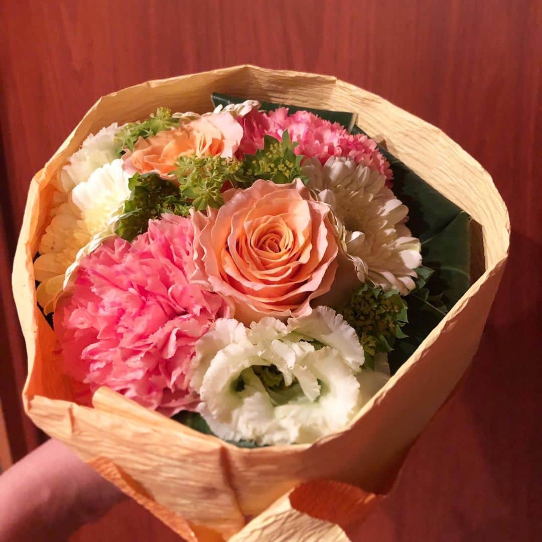 森麻季さんのインスタグラム写真 - (森麻季Instagram)「💐サプライズ×2 ✳︎ 大阪に住む大切な友人から 息子の一歳の誕生日に合わせて 私に届いた花束 ✳︎ #素敵なメッセージ付き #嬉しすぎます  #一緒のタイミングで結婚妊娠した親友 #育児で忙しいはずなのに細やかな心配り #私もそんな女性になりたい  #そして今日のびっくりな出来事は #電車で座った隣の席に #同期鈴江奈々ちゃんのお母様が #久しぶりにお会いしました #楽しくお話しあっという間に降車駅 #外出先で知人によく会うんです #皆さま素敵な週末を」5月17日 22時42分 - maki.mori_m