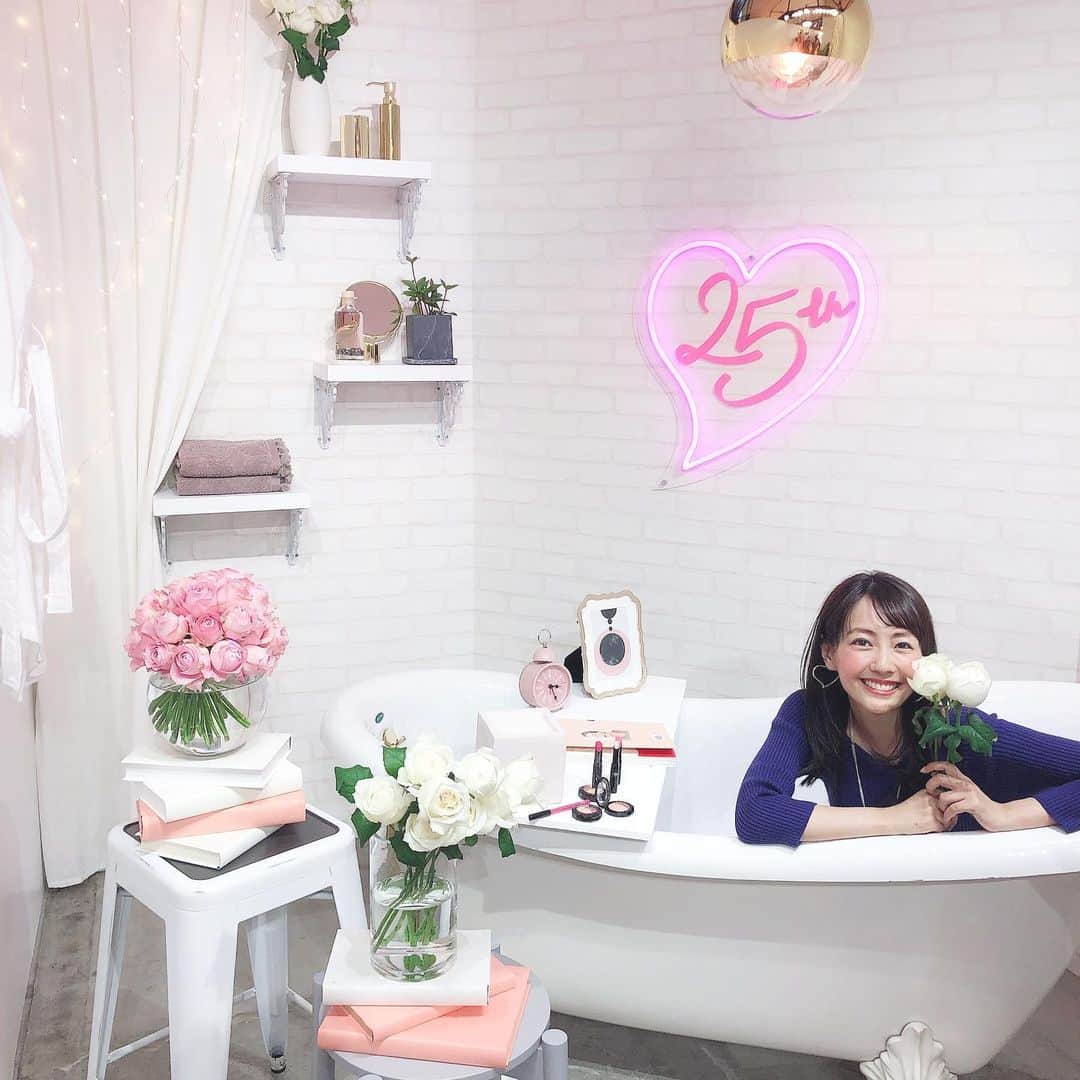 うえむらちかのインスタグラム：「"ヴィセ" 生誕25周年を記念したparty﻿ Visee Birthday Bash﻿﻿﻿ に行ってきました💋﻿﻿﻿ ﻿﻿﻿ #フォトジェニック な空間に﻿﻿﻿ 女性を輝かせてくれるコスメの数々…﻿﻿﻿ ﻿﻿﻿ 新商品をお試しさせてくれるブースで﻿﻿﻿ ﻿﻿﻿ #ヴィセアヴァン をお試ししたよ﻿﻿﻿ 14色の「リップ＆アイカラー ペンシル」で変幻自在な目元や口元を演出してくれるはず👀﻿﻿﻿ ﻿﻿﻿ メイクするのがもっと楽しくなりそう💕﻿﻿﻿ ﻿﻿﻿ ﻿﻿ 明日は…﻿﻿ ﻿﻿﻿ 📍Visee 25th Birthday Bash﻿﻿﻿ ・日時：5/18（土）11:00〜20:00 (最終受付 19:30)﻿﻿﻿﻿ ・会場：SO-CAL LINK GALLERY﻿﻿﻿﻿ 住所：東京都渋谷区神宮前4-9-8﻿﻿﻿ ・入場料金：無料﻿﻿﻿ ﻿﻿﻿ 来場者全員にプレゼント🎁﻿﻿﻿ がある上に、コスメ購入者には豪華抽選も✨﻿﻿﻿ ﻿﻿﻿ ぜひステキな空間を楽しんできてください🎶﻿﻿﻿ ﻿﻿﻿ ﻿﻿ ﻿ @visee_kose 生誕25周年﻿﻿ おめでとうございます🎂✨﻿﻿ ﻿﻿ #メイク #コスメ #メイクアップ #化粧品﻿ #インスタ映え﻿ #ヴィセ #Visee #PR #kose #visee25th﻿ #viseeavant #パソカラ #makeup #cosmetic #新商品 #コーセー﻿﻿ #コスメ好きさんと繋がりたい」