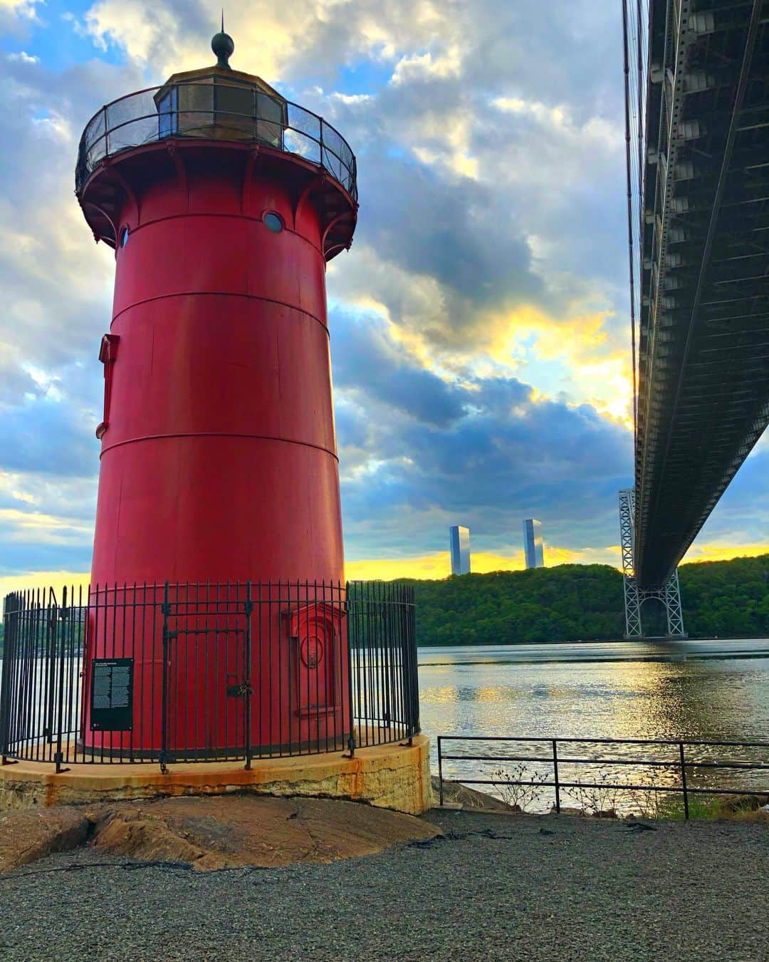 ラファエル・スバージさんのインスタグラム写真 - (ラファエル・スバージInstagram)「...my happy place.  #littleredlighthouse  #georgewashingtonbridge」5月17日 22時57分 - raphaelsbarge