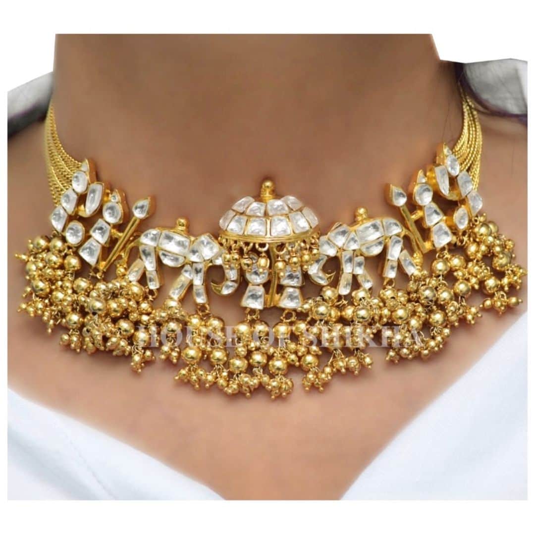 Indianstreetfashionさんのインスタグラム写真 - (IndianstreetfashionInstagram)「How stunning-ly obsessed are you with this neckpiece ?  #indianstreetfashion . . . . #indianfashion #stylefile #indianbride #bridalwear #weddings #bridalfashion #indianweddings #ethnic #traditional #potd #couture #designer #glamour  #photography #fashionphotography #ootd #bridalinspo . . .  #weddingblogger #fashionblogger #indianblogger #londonblogger #celebstyle #jewellery #bridesofinstagram #bridaljewellery Credits deleted due to complaints regarding the design.」5月17日 22時57分 - indianstreetfashion