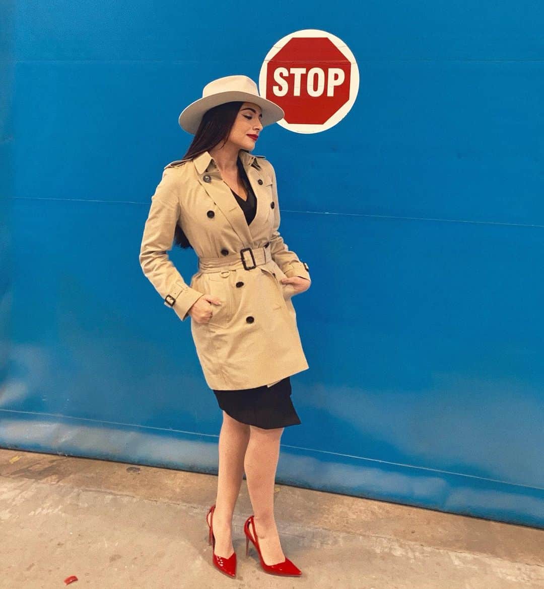 Ana Brenda Contrerasのインスタグラム：「🛑 Paréntesis para contarles que  hay Dinastía 🇺🇸 y fin de semana 🌎  Guys , hold on! New episode tonight and #lacristal is channeling Carmen San Diego for a sec, don’t miss it! @cw_dynasty ( plus I’m wearing my paisana @gladystamezmillinery #ChingonaLevel ❤️ )」