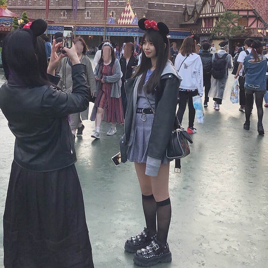 川崎ひかるのインスタグラム：「🤣🤣この靴おきに🖤」