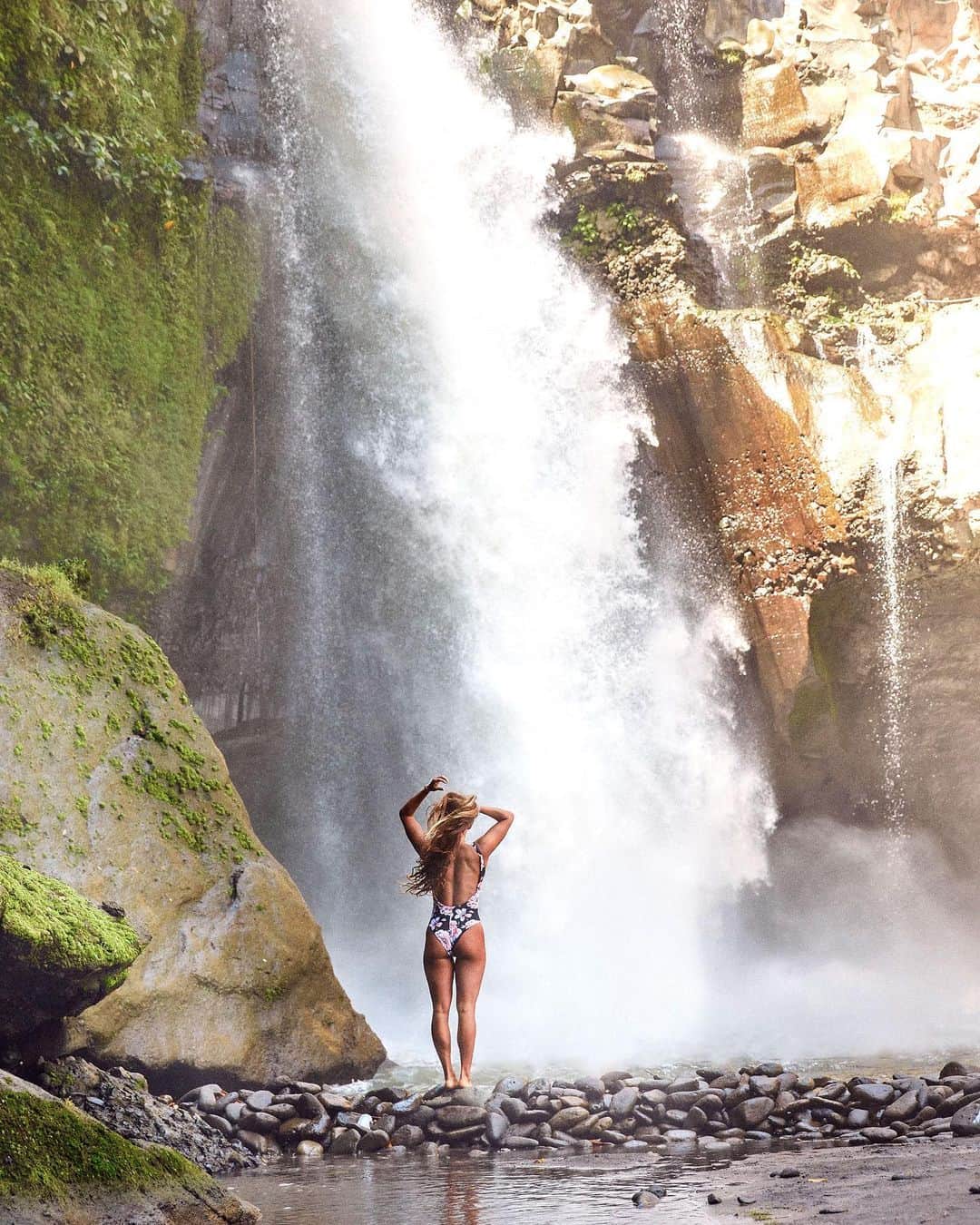 ロキシーさんのインスタグラム写真 - (ロキシーInstagram)「Chasing waterfalls with @maineikinimaka on lay days in Bali. Check out our stories for the latest #GoGirls updates」5月17日 22時51分 - roxy