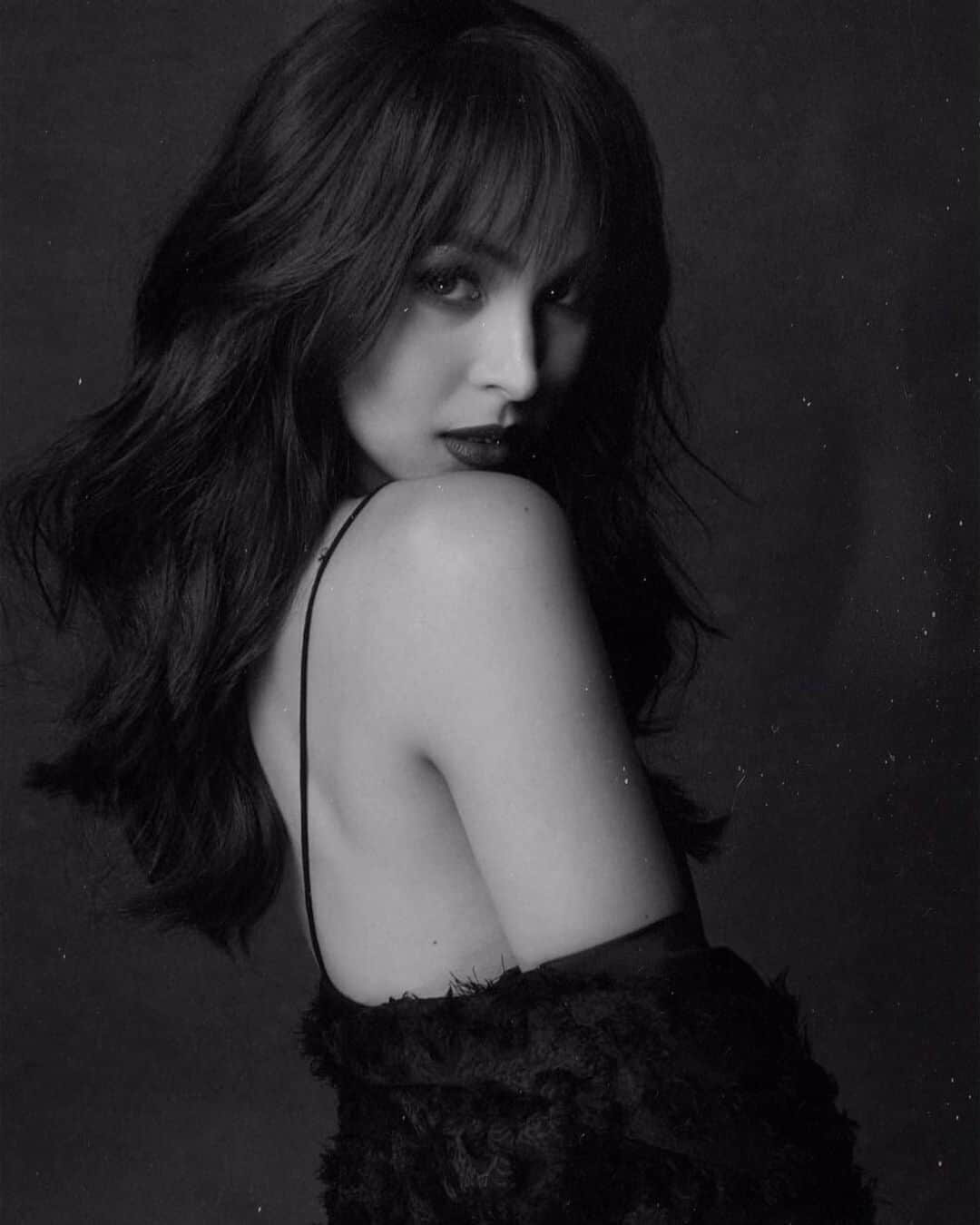ジュリア バレットのインスタグラム：「She slept with the wolves without fear, for the wolves knew a lion was among them. —@rmdrk  for @metrodotstyle 🐺🌙」