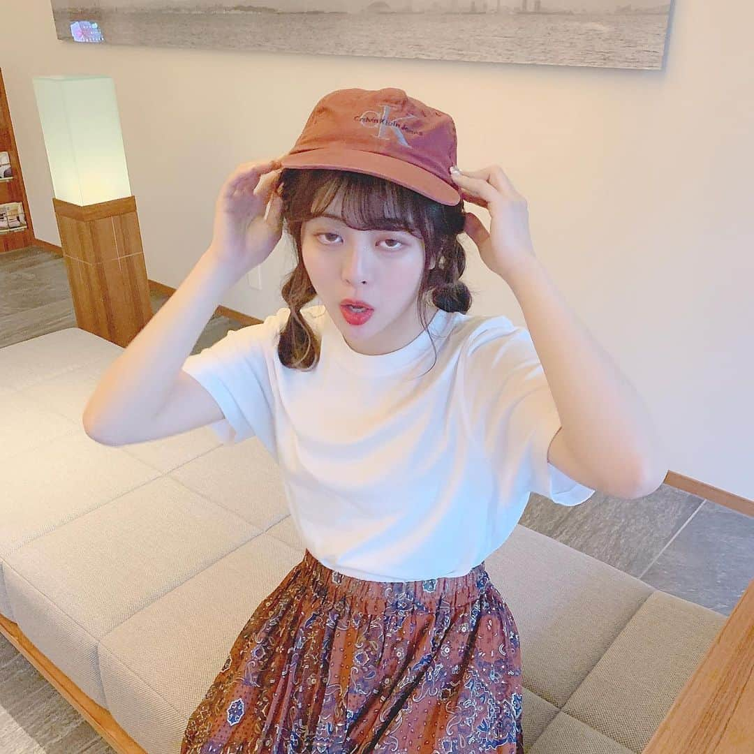 牛江桃子（ももち）さんのインスタグラム写真 - (牛江桃子（ももち）Instagram)「【YouTube更新】#UNIQLO の #白T が夏まで着れる最強アイテムやねん… 😰🥛♥️ みんなはもう買った？🥺♥️♥️﻿﻿ ﻿﻿ ⇨ 右にスワイプしたら３コーデ見れるよ👨🏻‍🌾♡﻿ ( 最後までスライドしたらオマケあるよ♡ )﻿ ﻿ 今回使ったのは メンズの ﻿﻿ #ネックTシャツの サイズは M 🍑﻿﻿ ﻿﻿ メンズTはね、お袖が肘丈だから﻿﻿ 今でも一枚で着れるし二の腕隠れるねん。笑﻿﻿ ﻿﻿ やから最近はもっぱらこのTシャツ👨🏻‍🌾♡﻿﻿ ﻿﻿ 白Tってメンズっぽくなり過ぎたり﻿﻿ 部屋着っぽくなりがちやから、﻿﻿ ﻿﻿ 「垢抜け」を意識して３コーデ組んだよ👗♥︎﻿﻿ ﻿﻿ ﻿﻿ 各コーデに合わせたヘアアレンジも﻿﻿ YouTubeでしっかり解説したよ(^｡^)♡♡♡﻿﻿ ﻿﻿ ストーリーズのハイライトから﻿﻿ 良かったら飛んで見てね( ◠‿◠ )💞﻿﻿ ﻿﻿ ﻿﻿ YouTube見たよ！コメントしたよ！﻿﻿ って子もしいたら、コメントで教えて📝♡﻿﻿ ﻿ #プチプラ #ユニクロ #GU #キャップ #みつあみアレンジ #Tシャツ #春夏コーデ」5月17日 22時52分 - momochi.661