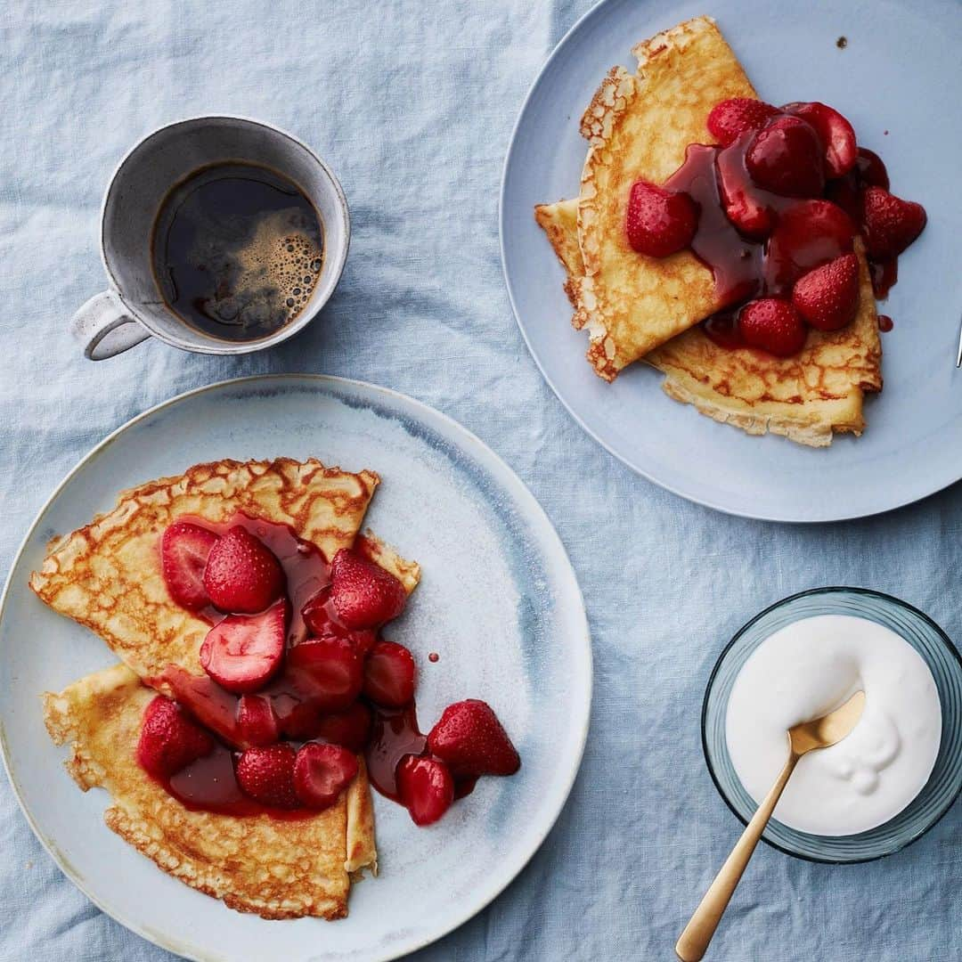 マーサ・スチュワートさんのインスタグラム写真 - (マーサ・スチュワートInstagram)「It’s never too early to start thinking about weekend brunch. 😋 Dim the lights when you flambé this strawberry-brown-sugar-rum sauce over crepes tableside. 🔥 It makes for one spectacular visual treat and a delicious dish that guests will absolutely love. 🍓 Grab the full recipe at the link in bio. 👆🏼📷: @lennartweibull | recipe by: @brooklyncooks」5月17日 22時54分 - marthastewart