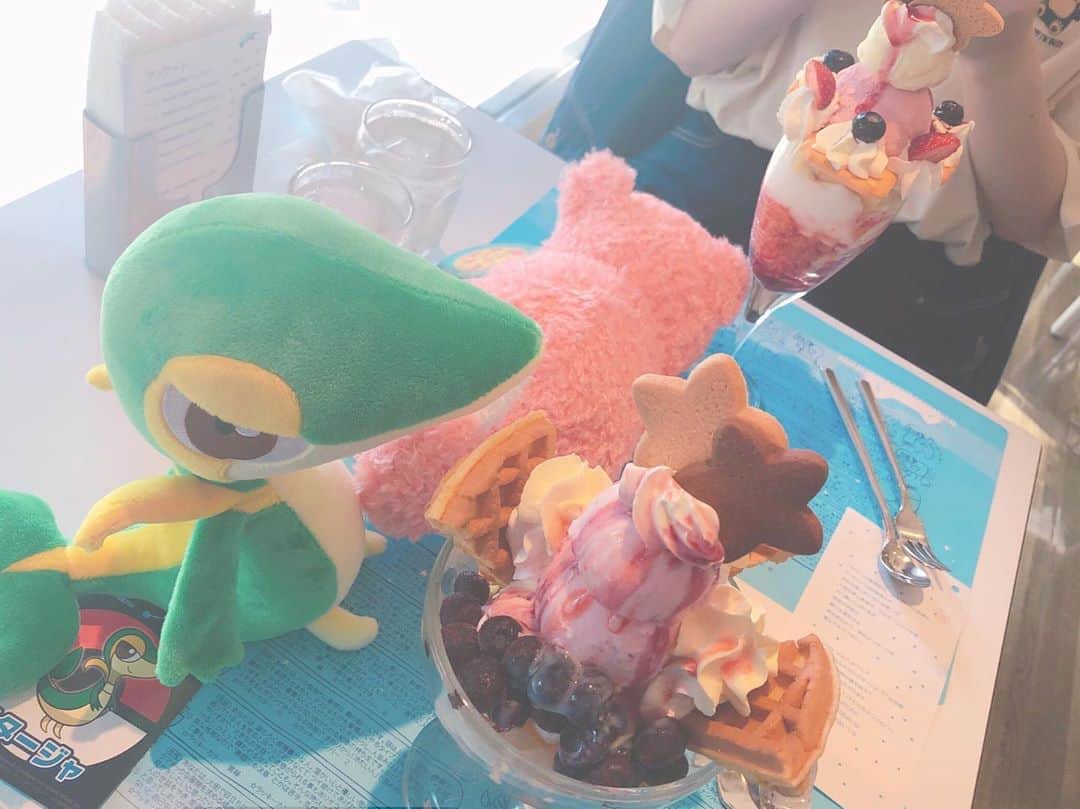 百瀬怜のインスタグラム：「かわいい、、好きなパフェ屋さんと好きなポケモン、、 ワニノコとカビゴン捕まえた！あとみんなが言ってた銀のやつ買いました！ホワイトと並行してプレイしたいけどホワイト終わってからになりそう、、 名探偵ピカチュウみたら、ピカチュウも可愛いと思ったし、フシギダネすごい可愛いなと思った、、タブンネも可愛かったし、、ねるちゃんの好きなコダックもたくさん出てきて可愛かったな、、映画見て帰宅してから「なんで現実世界にポケモンがいないのか」を永遠考えてしまう、、 #ポケモン」