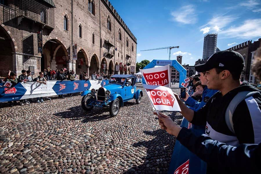 ブガッティさんのインスタグラム写真 - (ブガッティInstagram)「Beautiful atmosphere along the road. Both, the Chiron Sport „110 Ans Bugatti“ and the classic Bugatti raise a lot of attention.  #Bugatti #MilleMiglia #1000Miglia #ClassicGrandPrix #BugattiChiron #ChironSport #Bugatti110Ans #ChironSport110Ans #StephanWinkelmann #OnlyChirons #Supersportcars #Hypersportscars  #HerbertDiess #BugattiType 35 #Type35」5月17日 22時58分 - bugatti