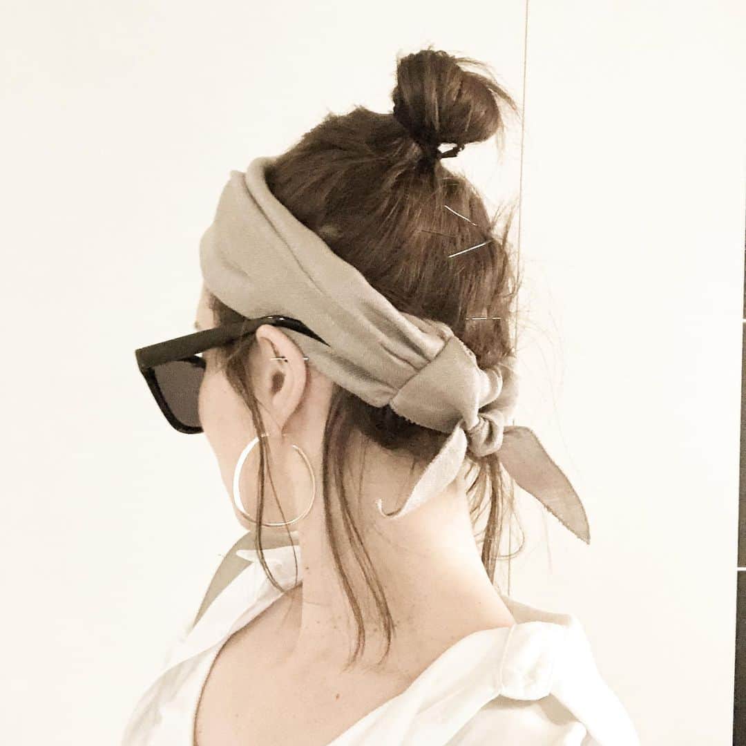 秋定麻紀子さんのインスタグラム写真 - (秋定麻紀子Instagram)「シャツ @zara  タンクトップ @muji_global  リネンスカート @blackbymoussy_official  サンダル @zara  バッグ @celine  サングラス @zara  ターバン  @vermeilpariena  ピアス @blanciris_official  袋の中身 @氷 (w)  全部記入できたw（笑） ヘアアレンジは髪短いんでオイル塗ってテキトー。 ピンで頑張らないと高い位置までたどり着かない。」5月17日 22時58分 - makiakisada