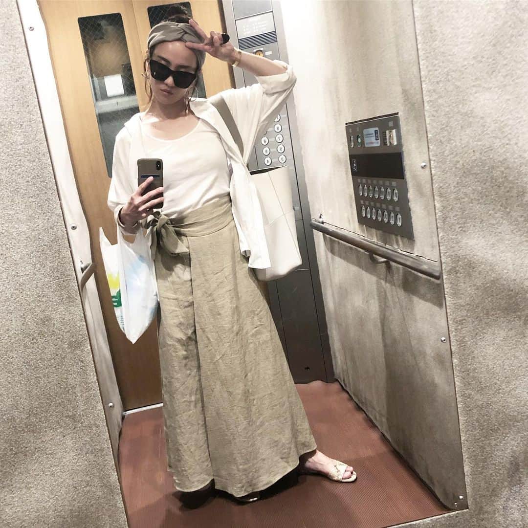 秋定麻紀子さんのインスタグラム写真 - (秋定麻紀子Instagram)「シャツ @zara  タンクトップ @muji_global  リネンスカート @blackbymoussy_official  サンダル @zara  バッグ @celine  サングラス @zara  ターバン  @vermeilpariena  ピアス @blanciris_official  袋の中身 @氷 (w)  全部記入できたw（笑） ヘアアレンジは髪短いんでオイル塗ってテキトー。 ピンで頑張らないと高い位置までたどり着かない。」5月17日 22時58分 - makiakisada