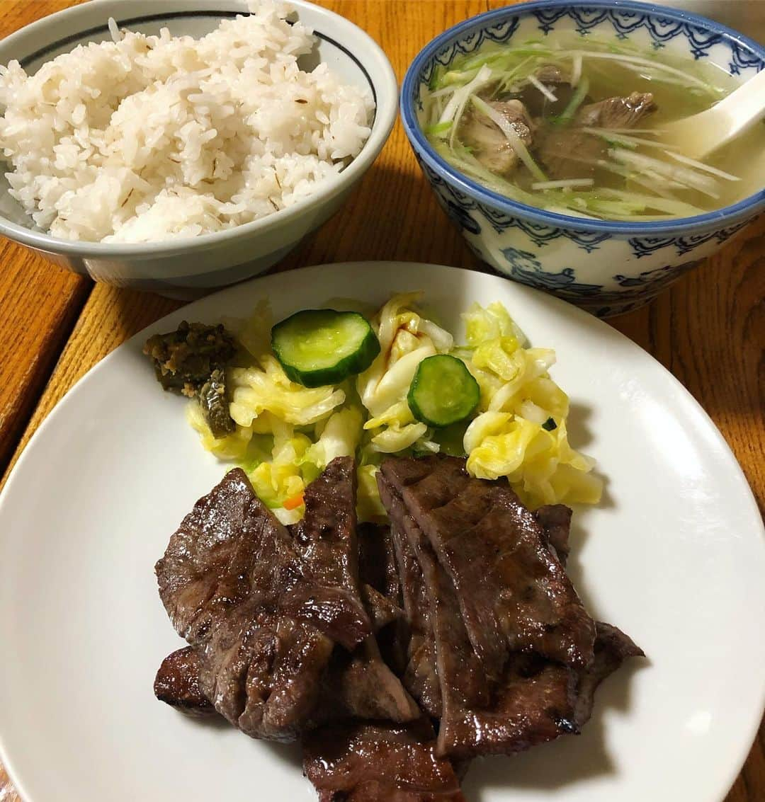 Liaさんのインスタグラム写真 - (LiaInstagram)「「牛たん 太助」さんで牛タン定食をいただいてまいりました〜😋噛めば噛むほど旨味が出てご飯がすすむ！！どんぶり1杯完食！ボリューム満点💯！ご馳走さま〜！明日は頑張るぞ💪 #牛たん太助 #夕食 #牛たん定食 #仙台 #いよいよ明日」5月17日 22時59分 - lia_vocalist